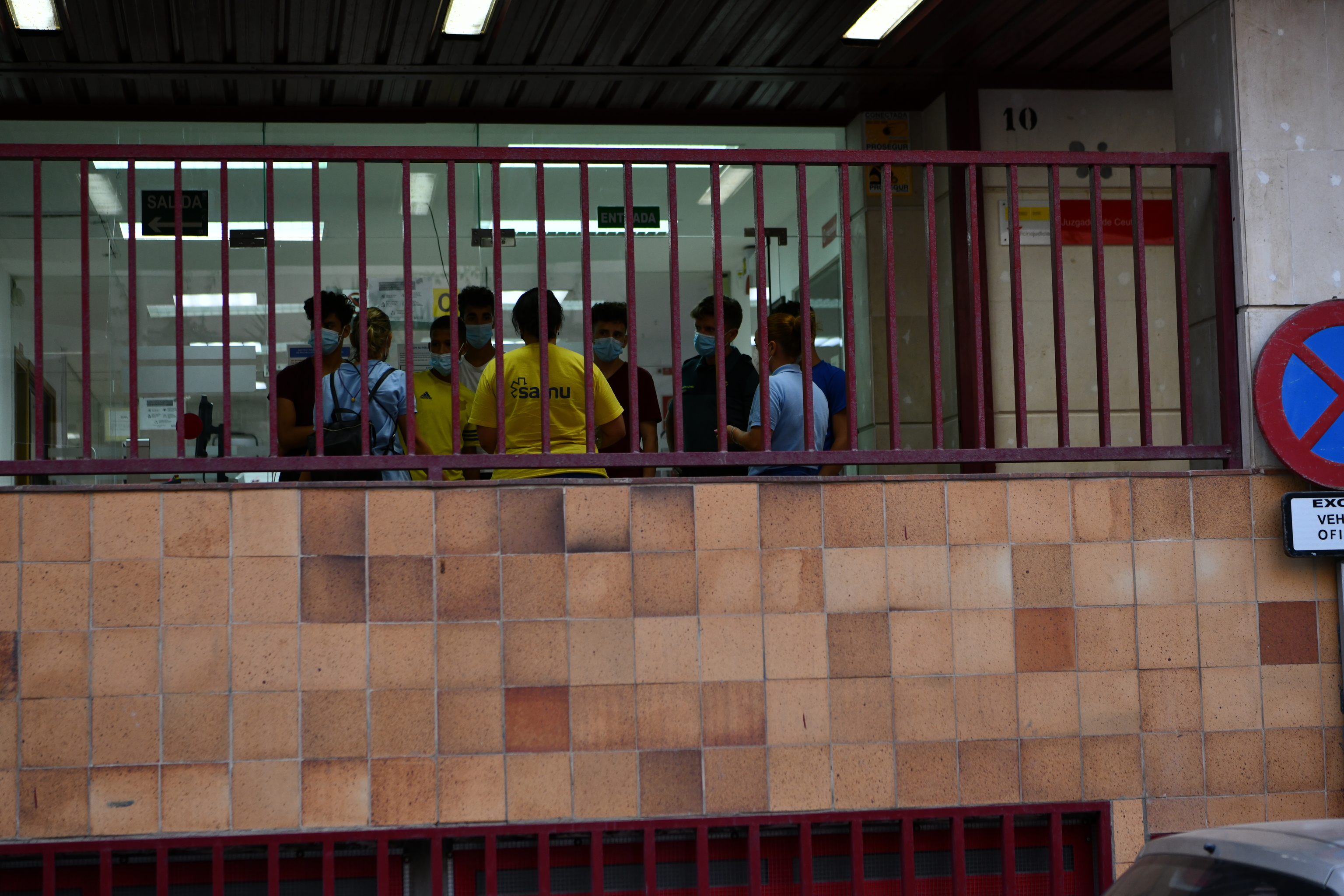 Un grupo de menores en los juzados de Ceuta en agosto de 2021 para solicitar el habeas corpus.