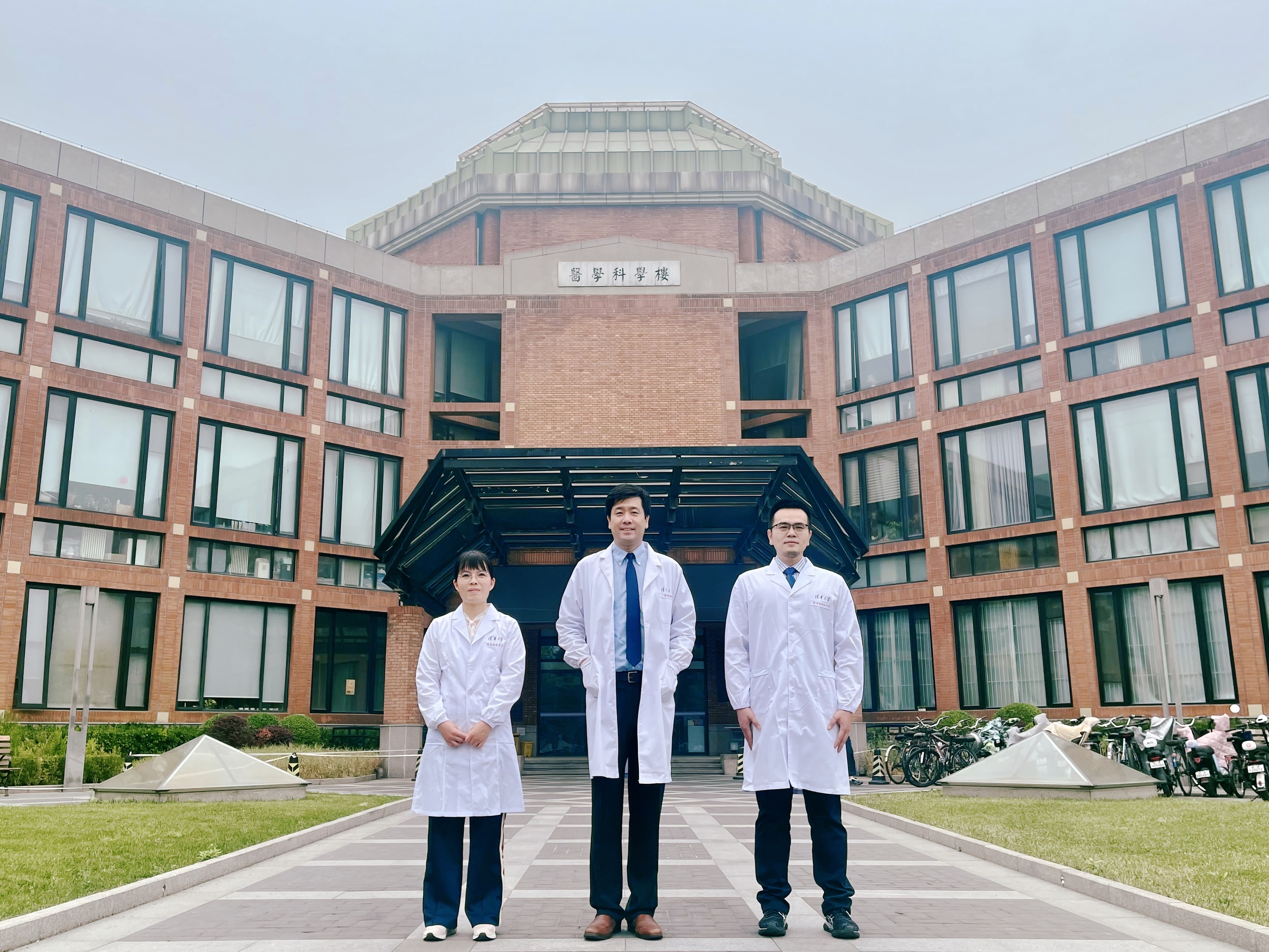 Imagen del grupo de los investigadores frente al edificio de Medicina de la Universidad de Tsinghua de Pekín.