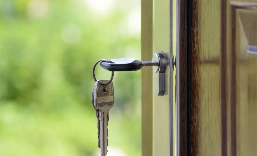 Imagen de archivo de unas llaves en la puerta de una vivienda.