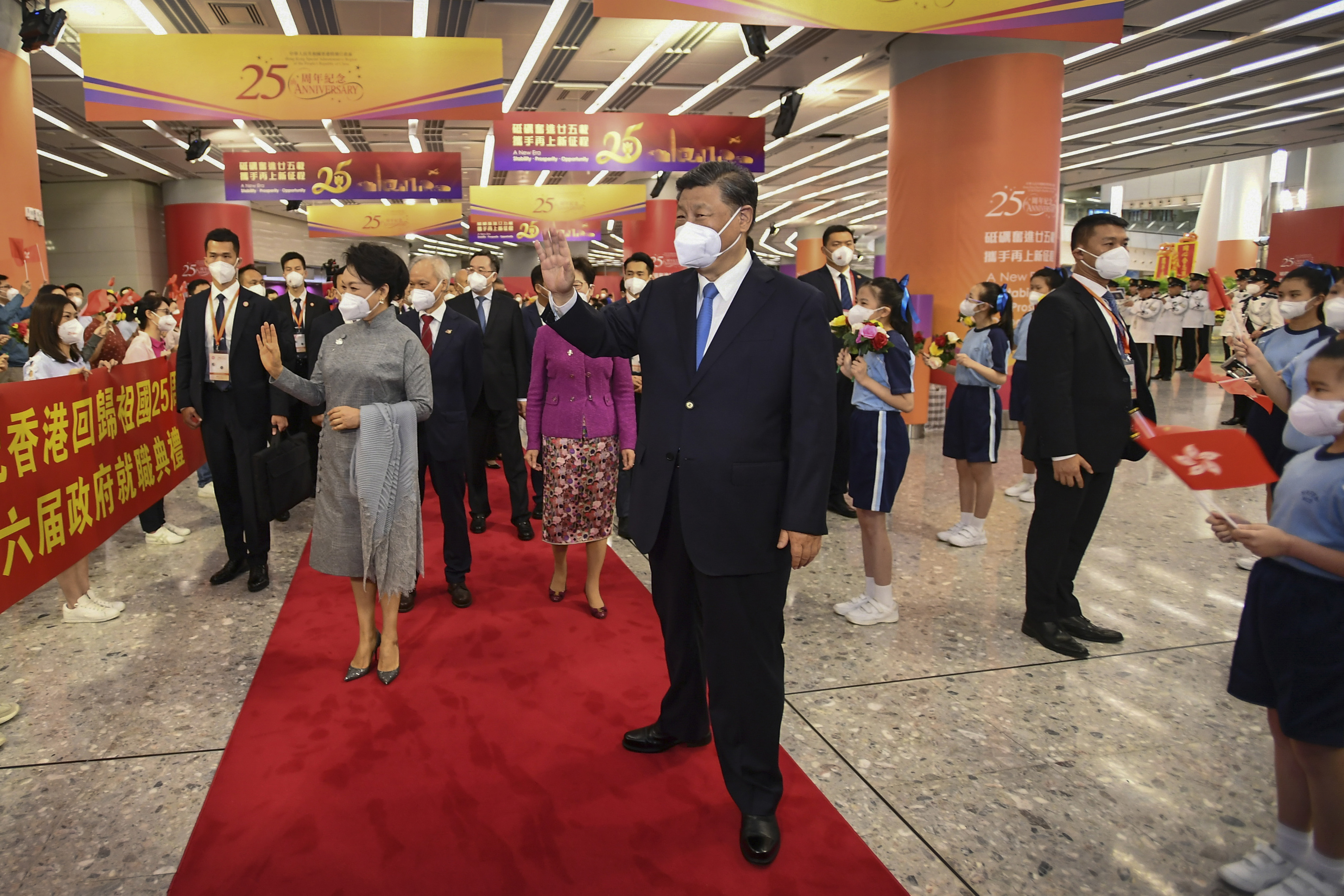 Xi Jinping y su mujer Peng Liyuan, en Hong Kong.