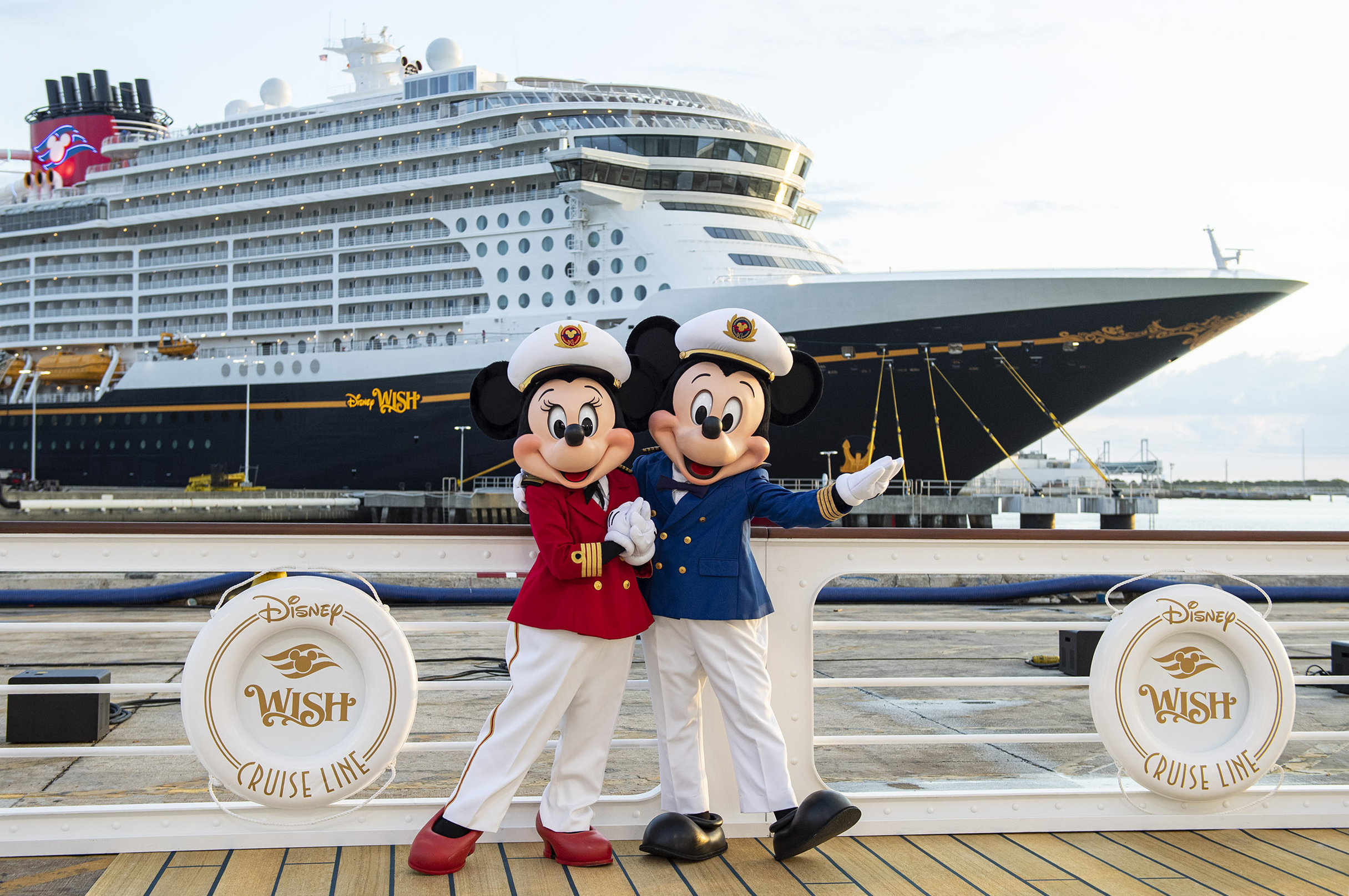 Mickey y Minnie Mouse, delante del barco de Disney.