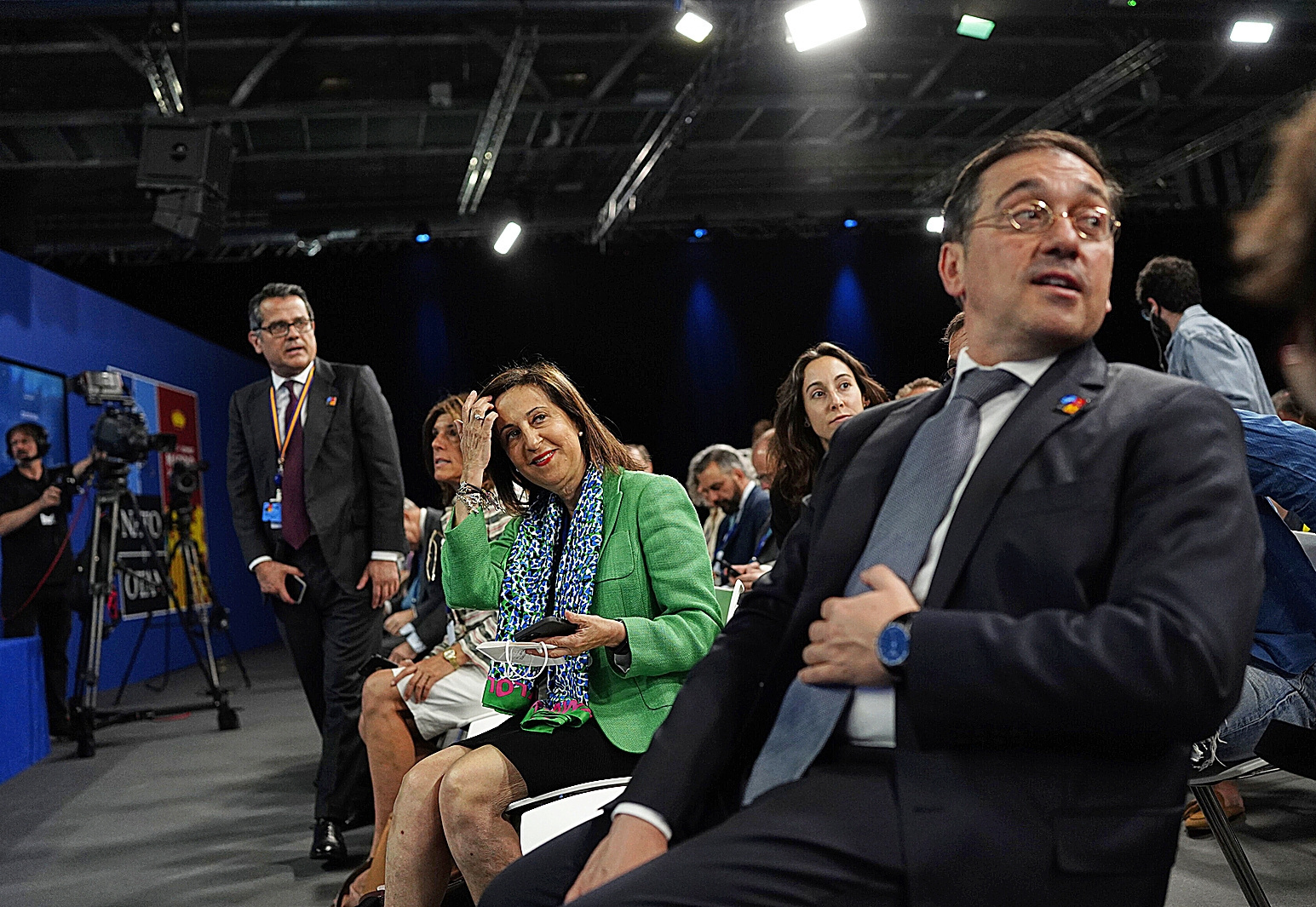 Los ministros de Exteriores, Albares, y de Defensa, Robles, en la comparecencia de Pedro Sánchez en la cumbre de la OTAN.