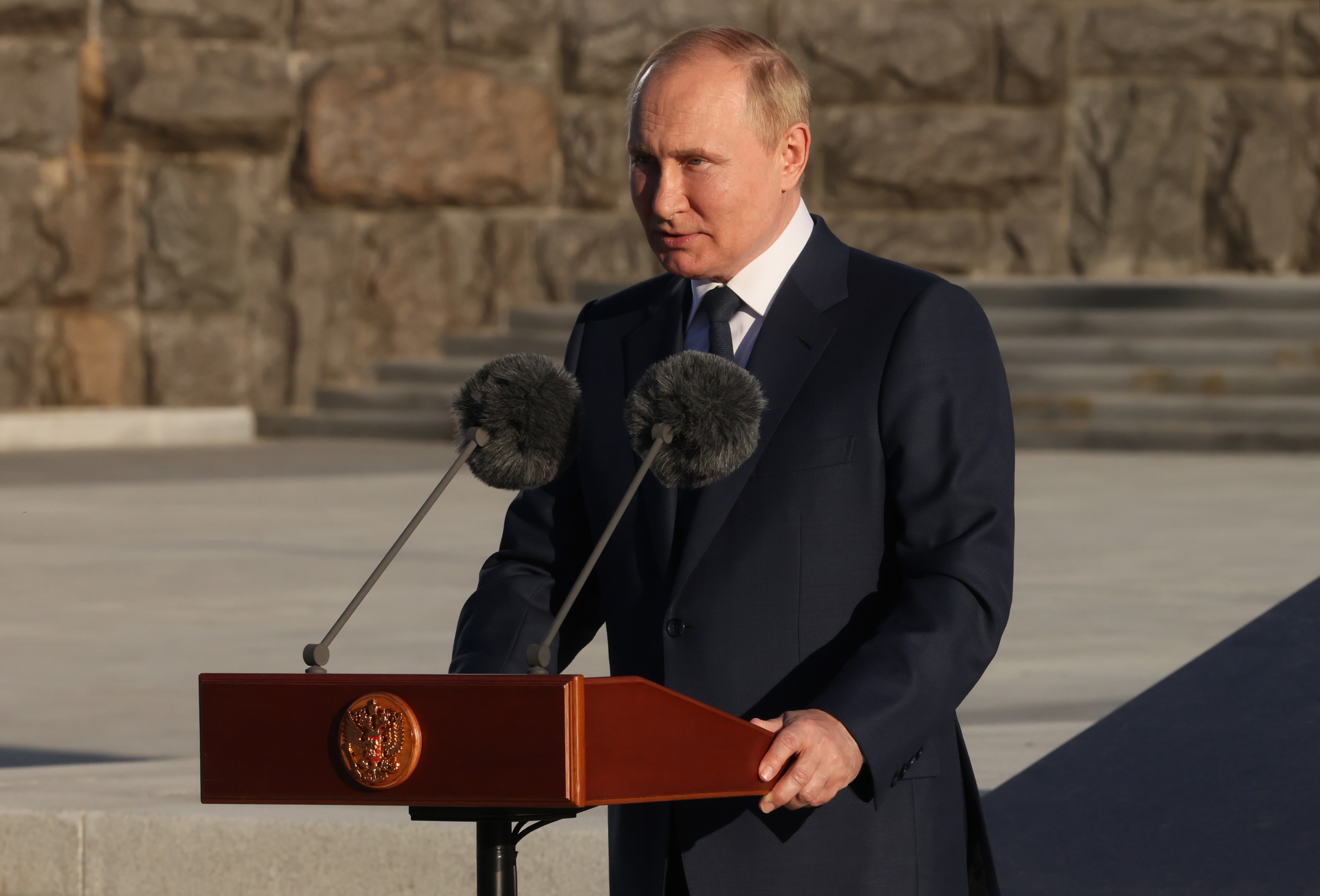El presidente Vladimir Putin dando un discurso frente a la sede los servicios de inteligencia rusos, el 29 de junio de 2022.