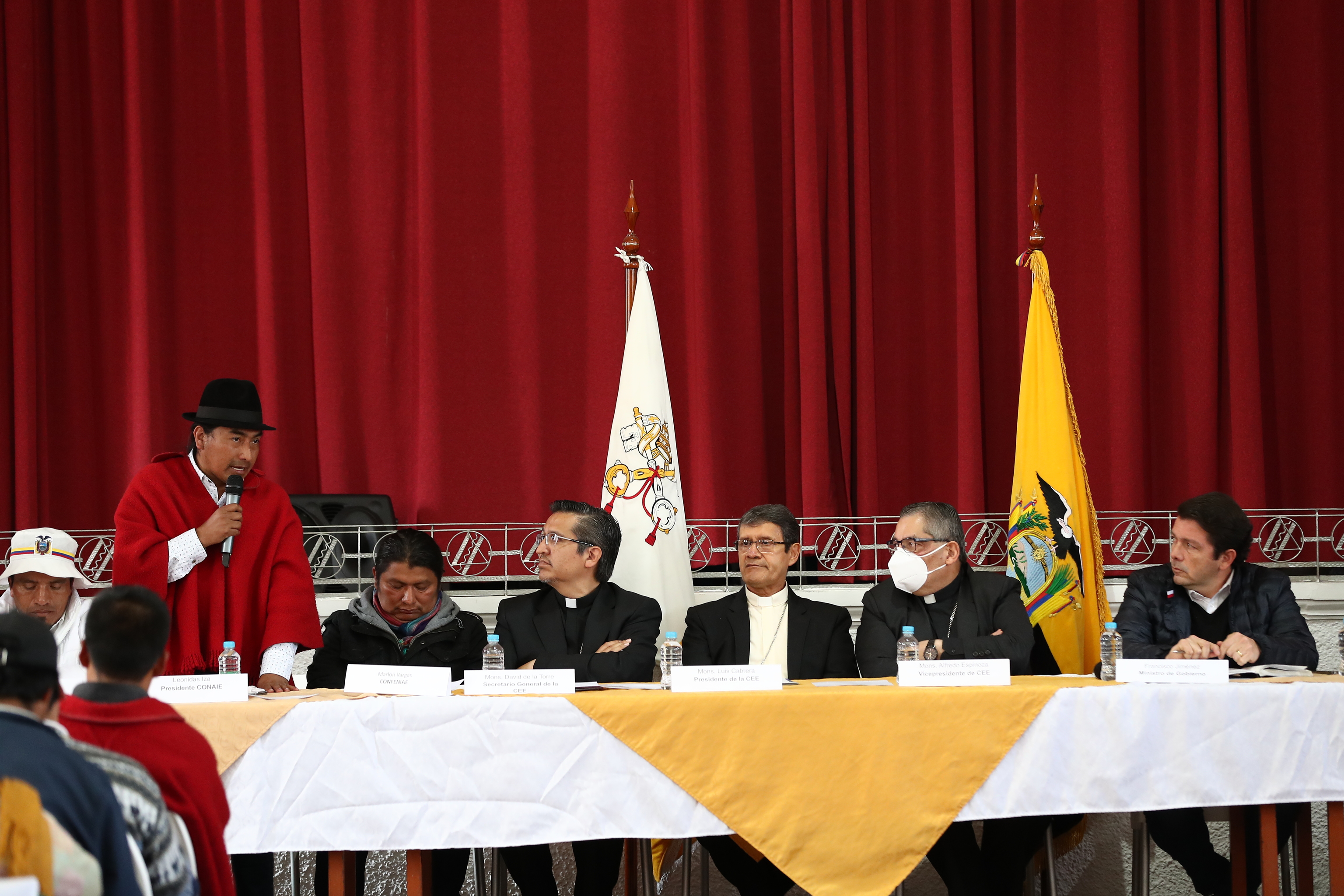 Leónidas Iza junto a otros líderes indígenas, en Quito.