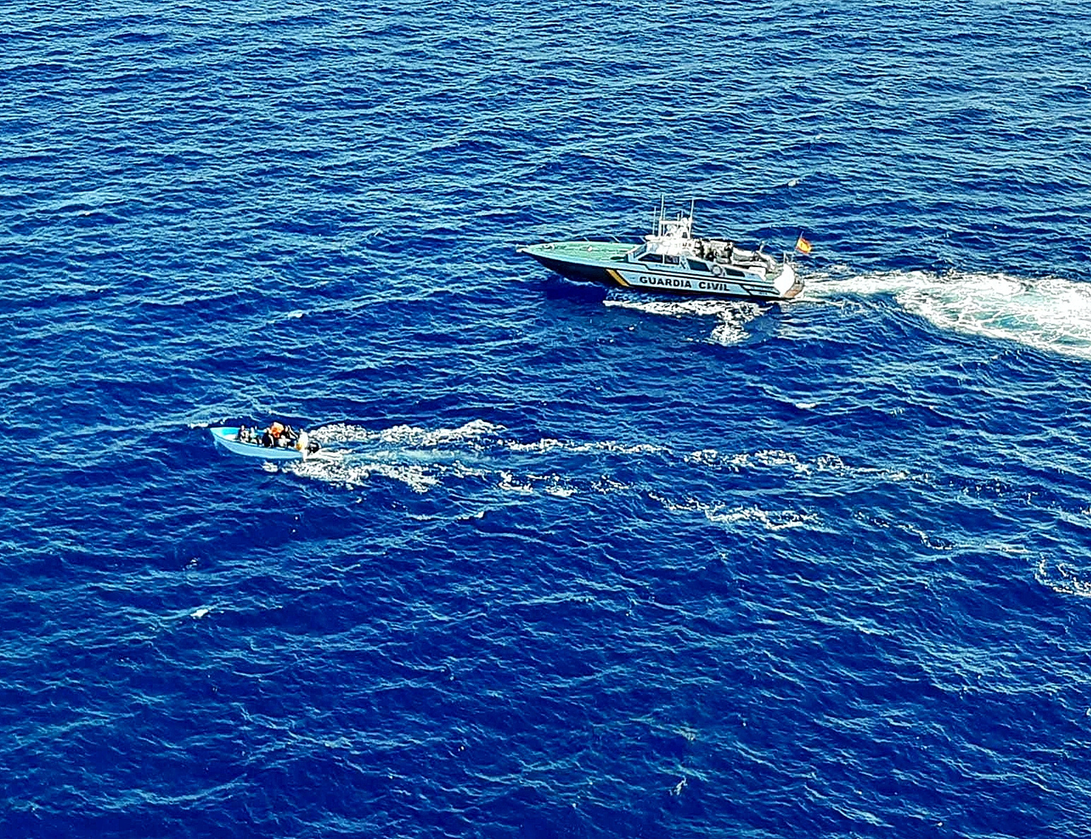 Una embarcacin del Servicio Martimo de la Guardia Civil intercepta una patera cerca de la costa de Baleares.