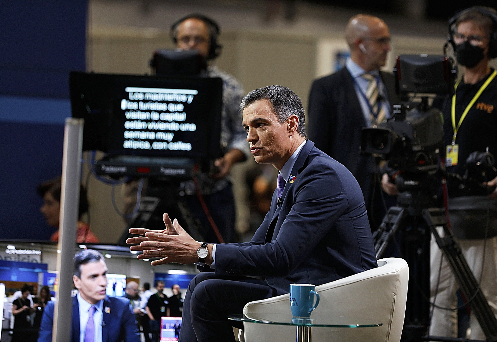 El presidente del Gobierno, Pedro Sánchez, ayer, durante una entrevista en el set de RTVE en la última jornada de la cumbre de la OTAN en Madrid.