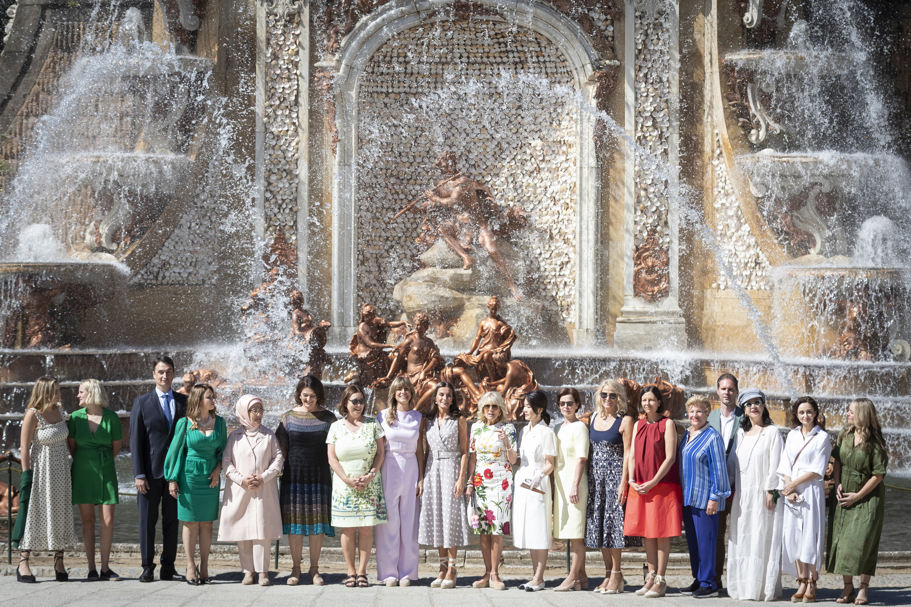 La Reina y Begoña Gómez con los acompañantes de los líderes de la cumbre de la OTAN.