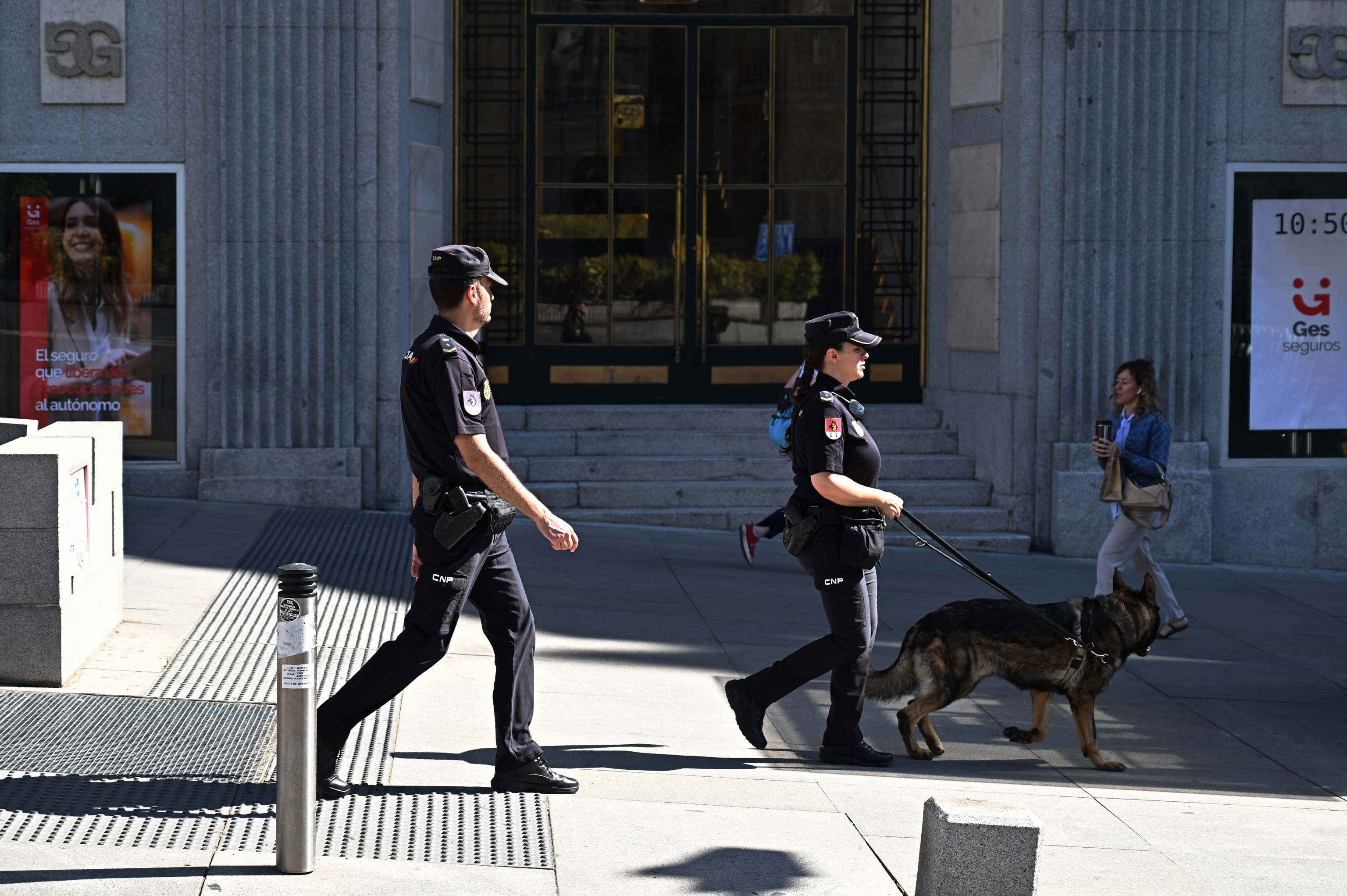 Un par de agentes vigilan una cntrica calle de Madrid.