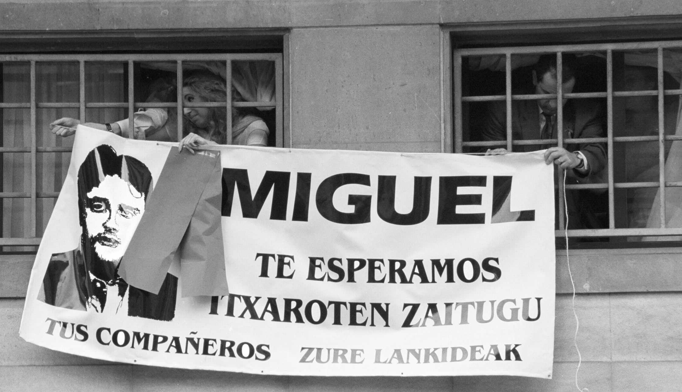 Pancarta en favor de la liberación de Miguel Ángel Blanco, en Ermua en 1997.