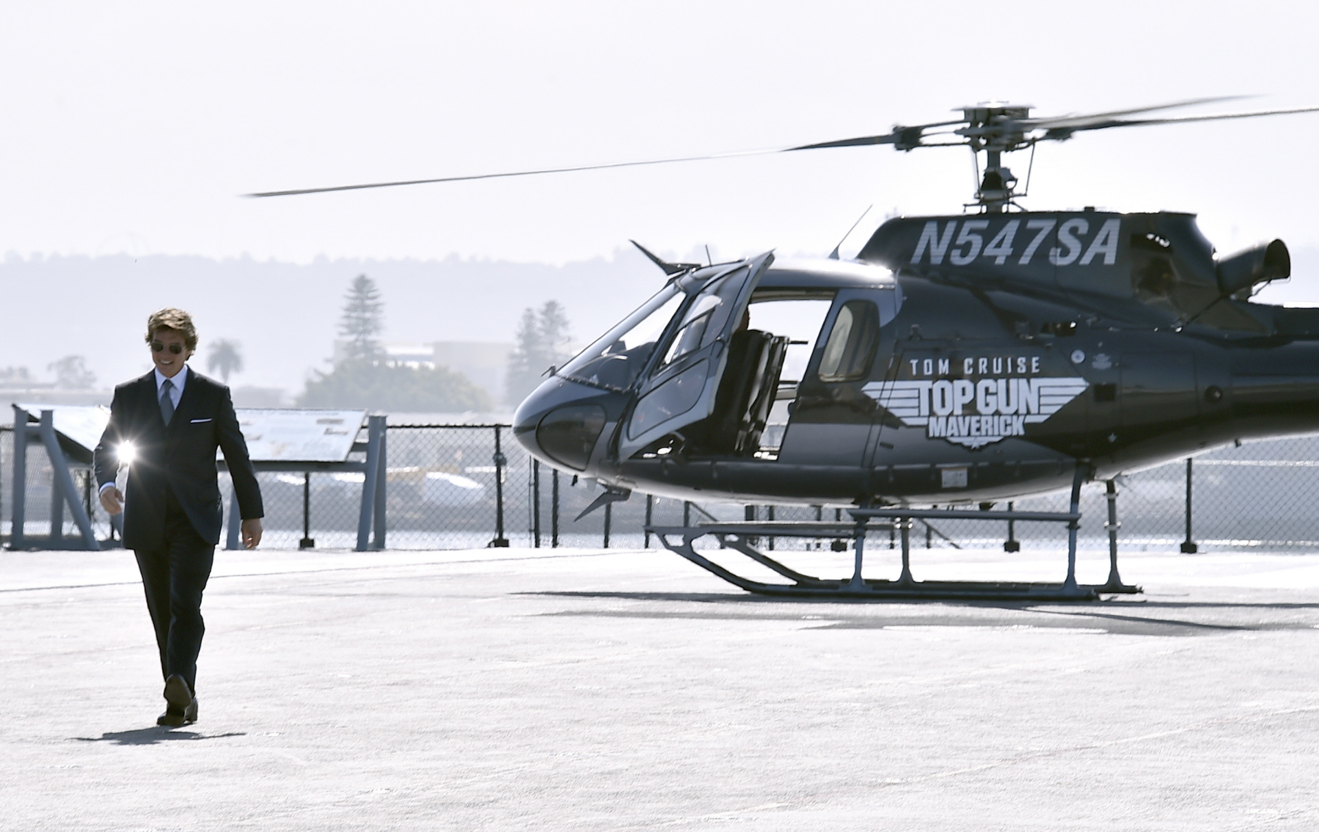 El actor, bajándose del helicóptero de promoción de su última película.