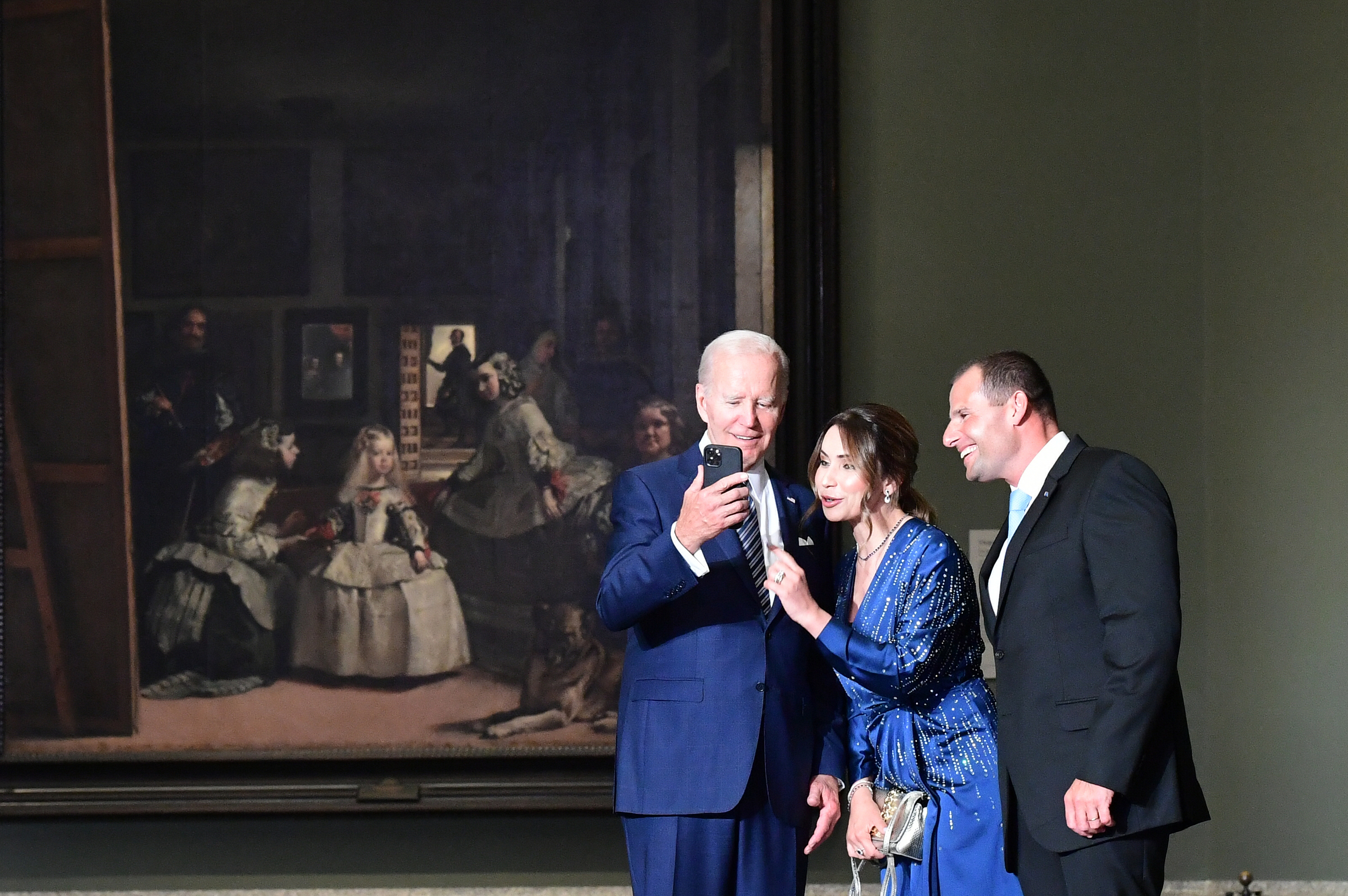 Joe Biden, con el primer ministro de Malta y la esposa de éste, en el Prado.