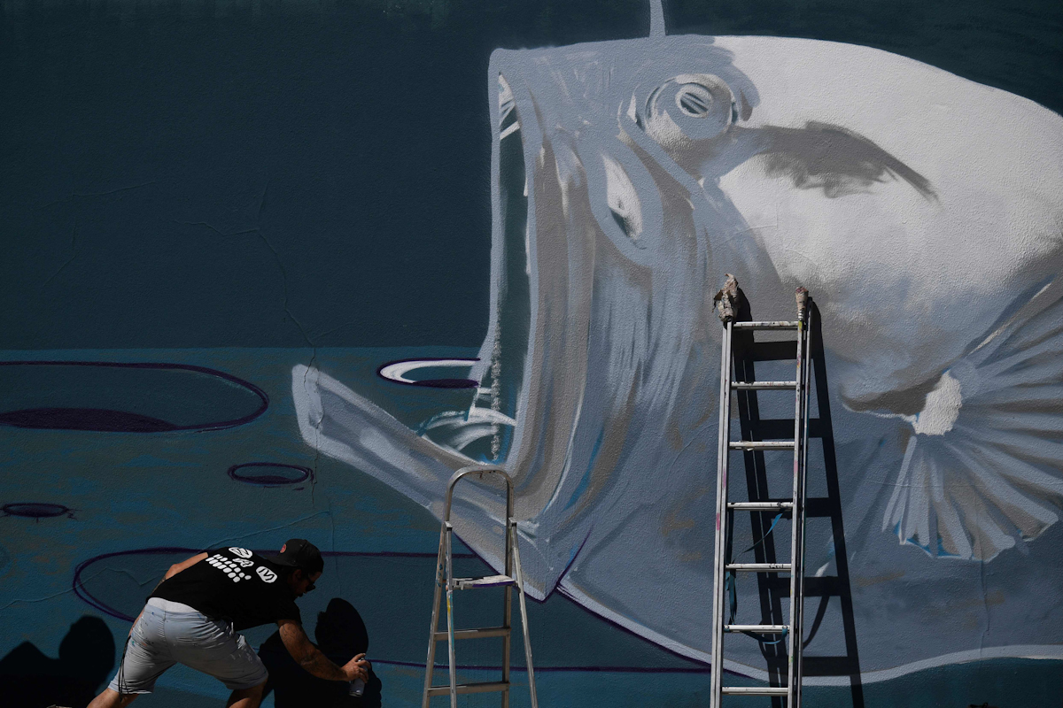 El artista visual Goncalo Mar trabaja en un mural, el viernes en Lisboa, para demandar que se proteja el océano.