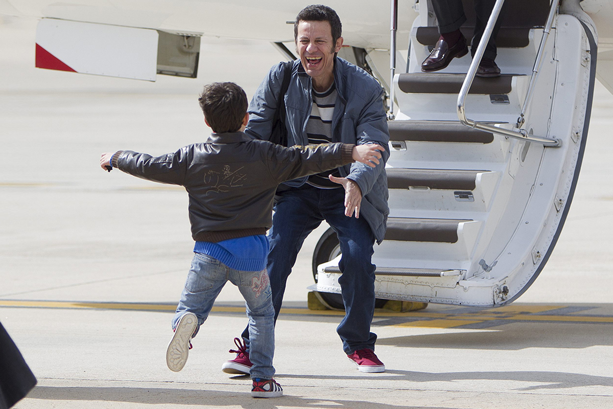 Javier Espinosa abraza a su hijo tras ser liberado.