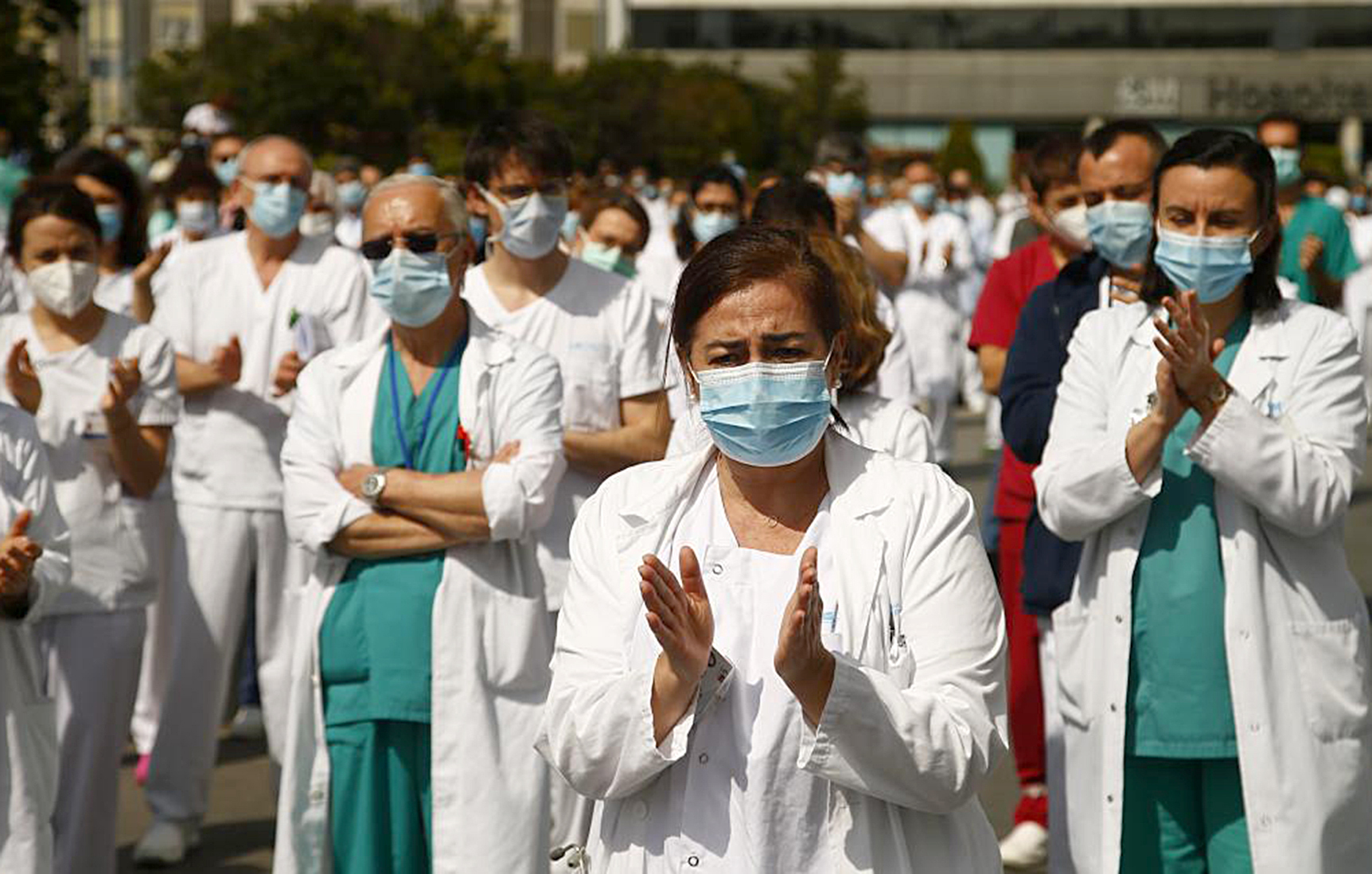 Sanitarios con mascarilla durante una concentración en el Hospital de la Plana.