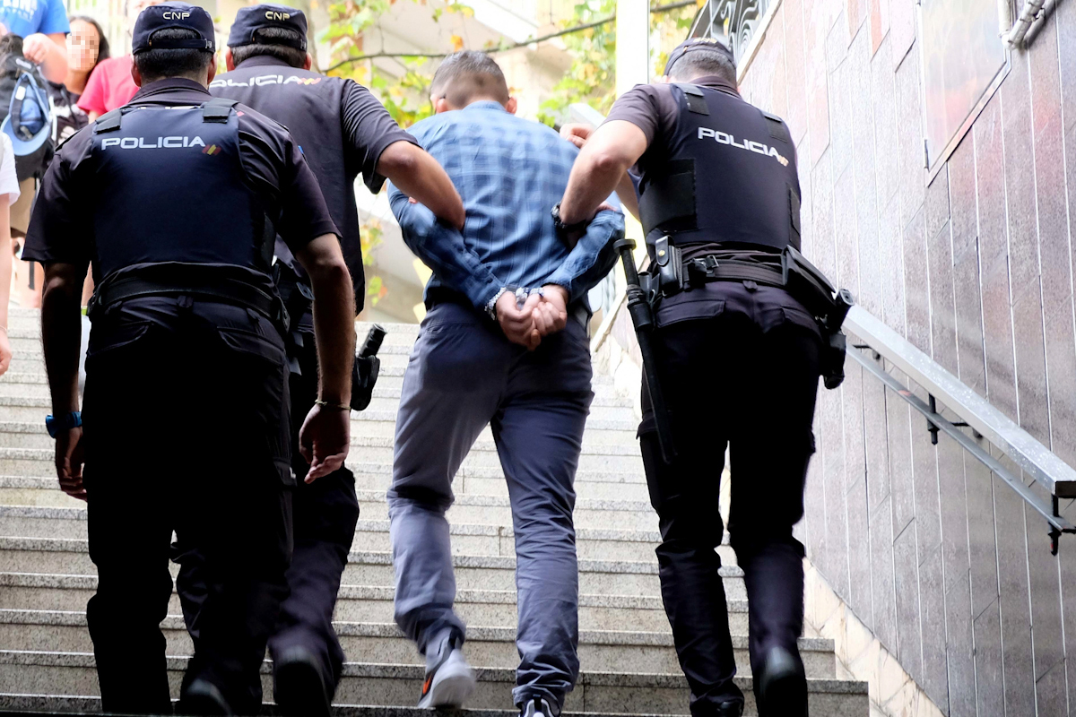 La Policía detiene a un carterista en Barcelona.