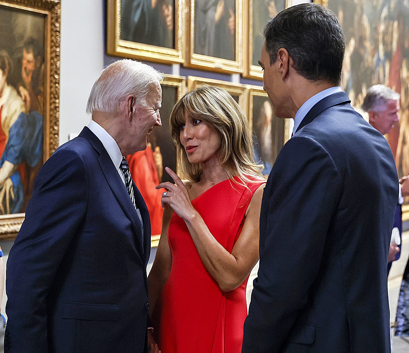 El presidente del Gobierno, Pedro Snchez, y su esposa Begoa Gmez junto al presidente de los Estados Unidos, Joe Biden.