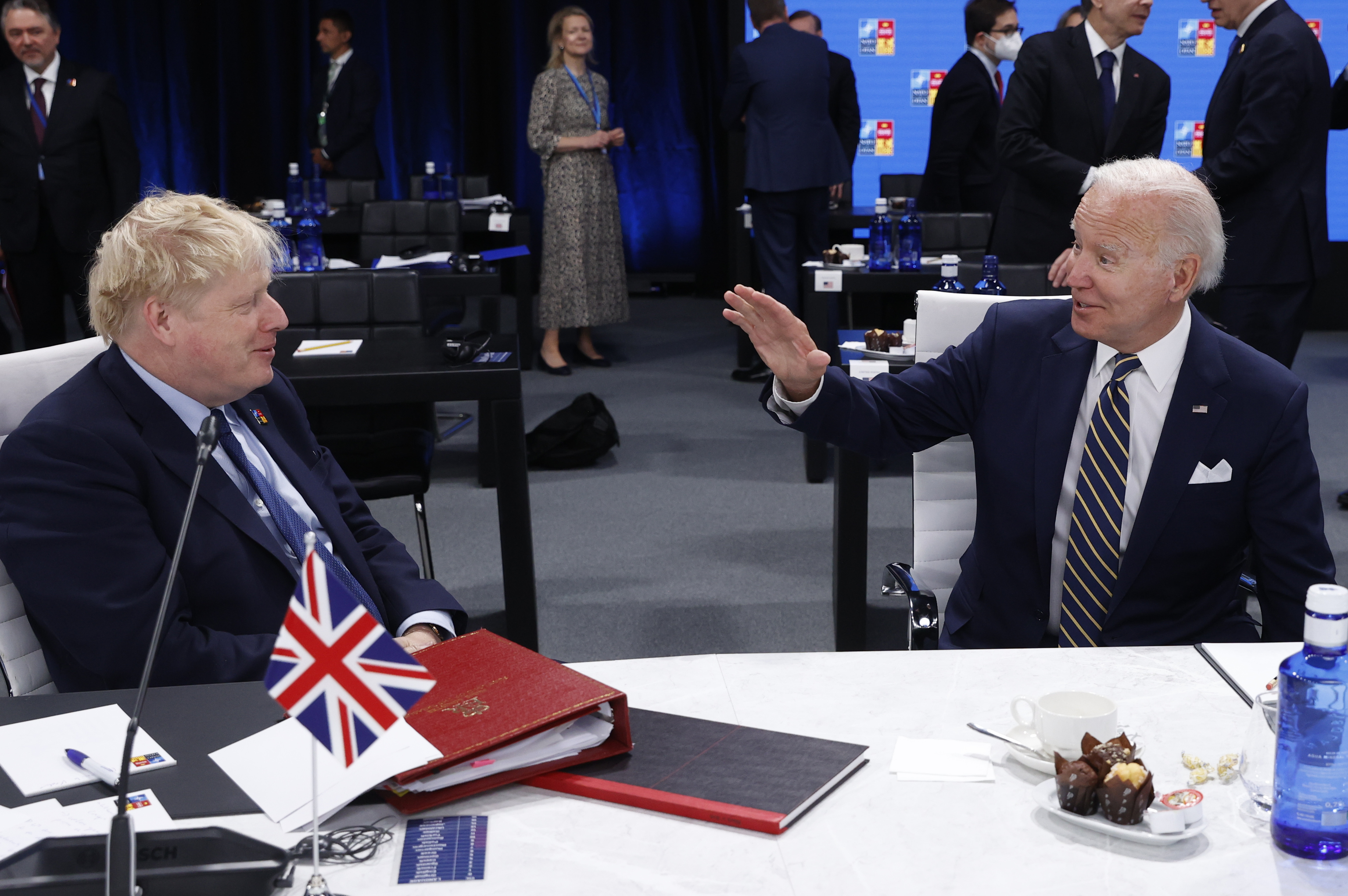 El presidente deEEUU, Joe Biden (d), y el primer ministro del Reino Unido, Boris Johnson (i), en Madrid.
