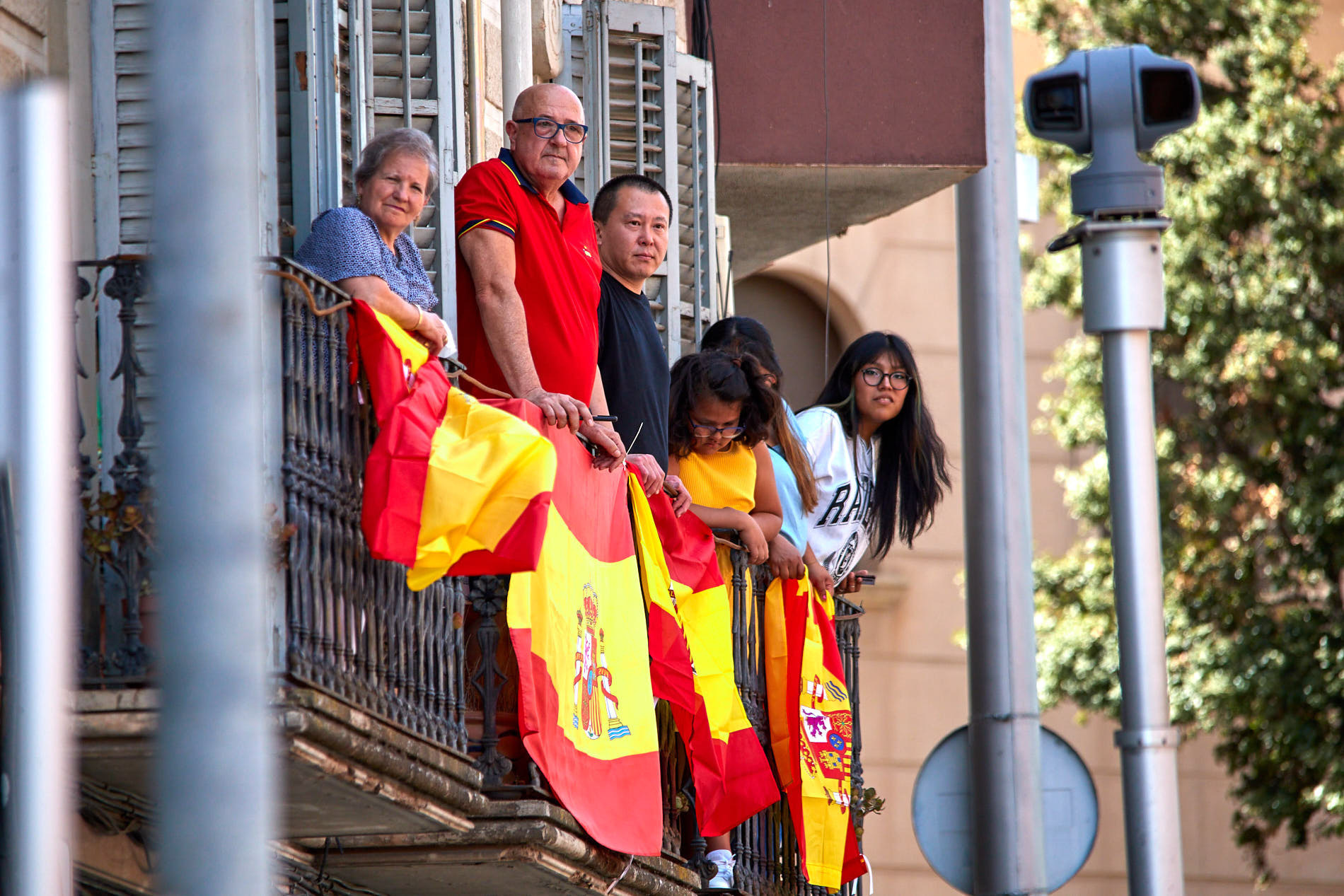 Vecinos de Figueres reciben a Leonor y Sofía con banderas.