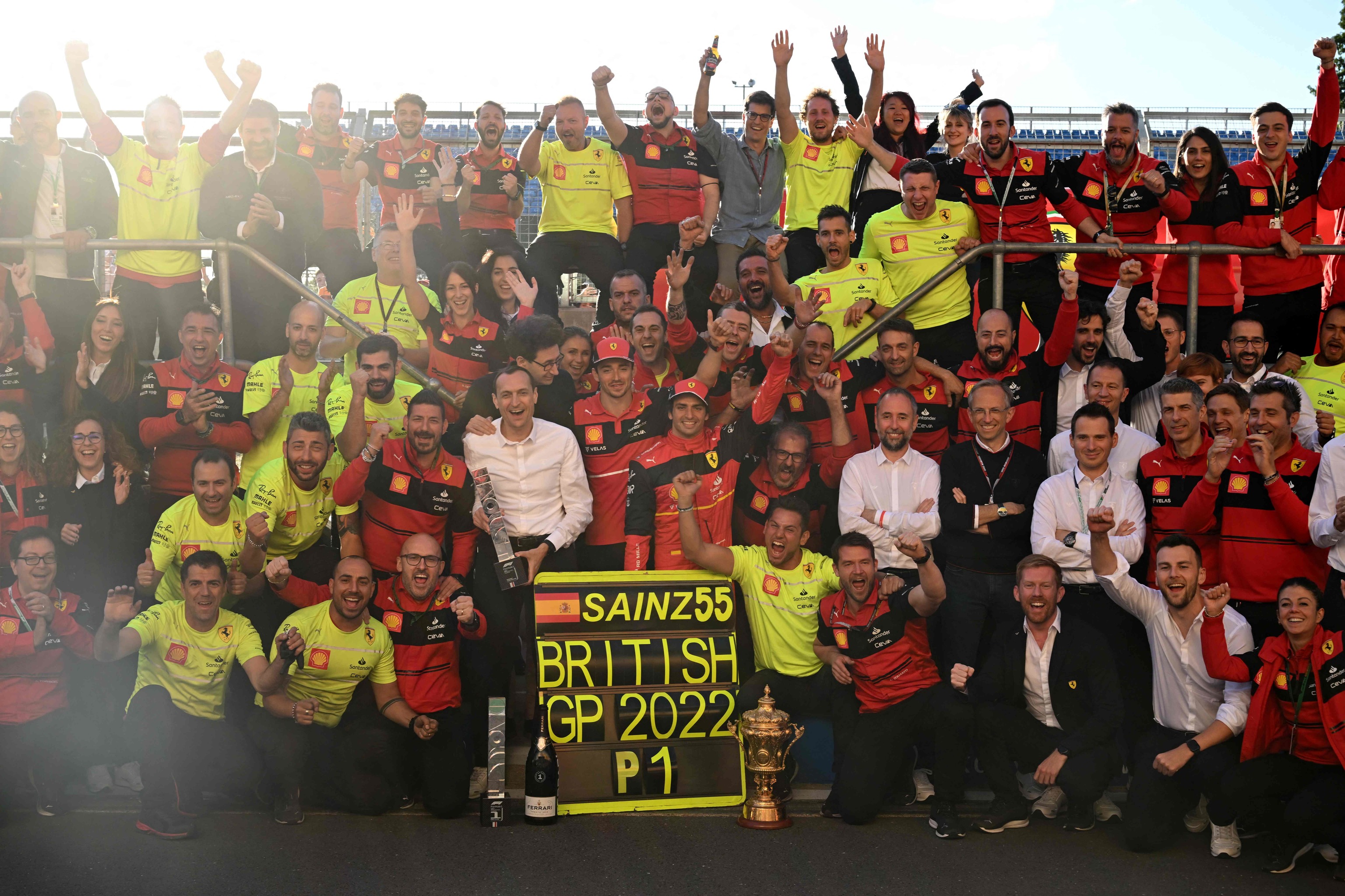 Ferrari celebra el triunfo de Sainz junto a su garaje en Silverstone.