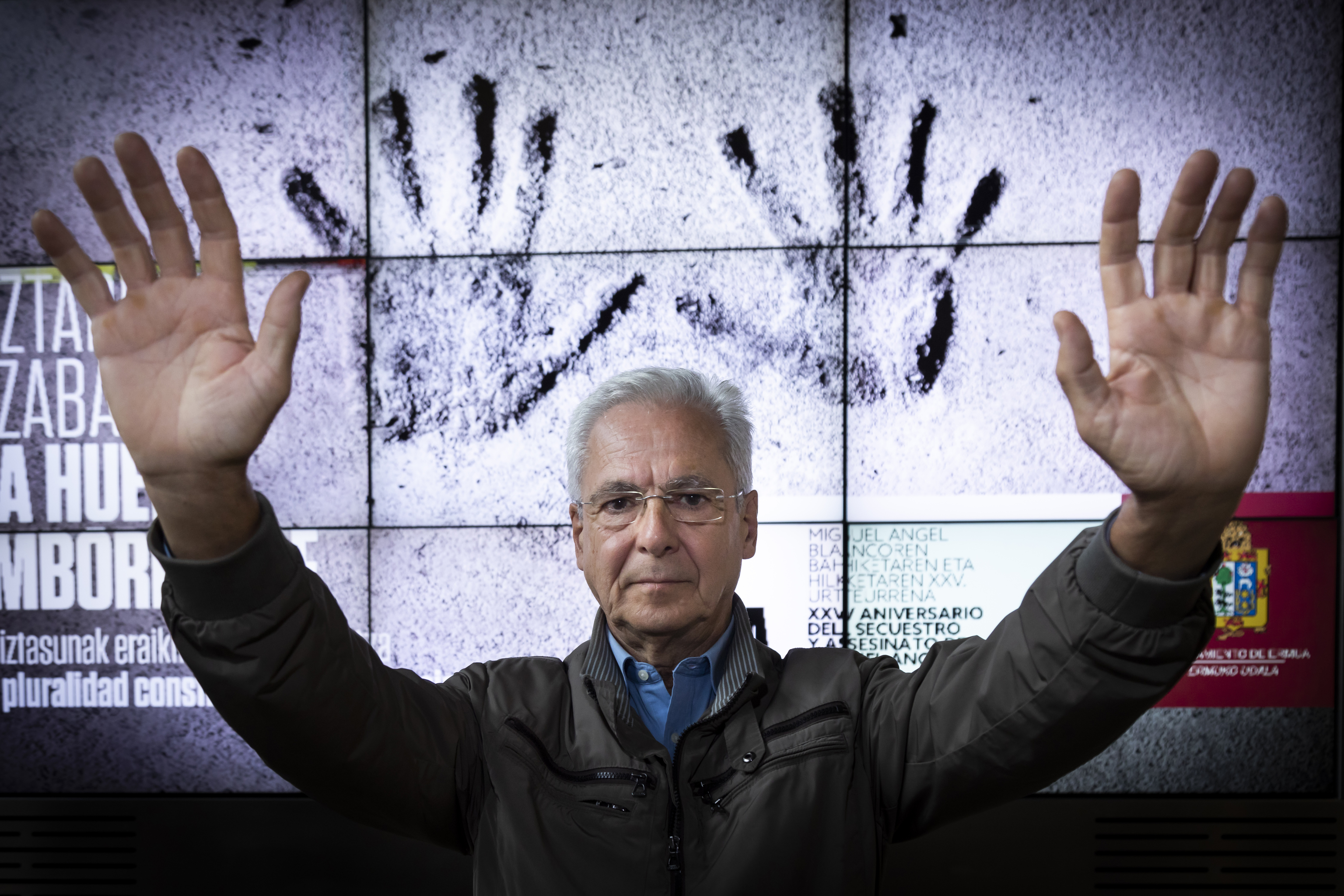 Carlos Totorika levanta las palmas de sus manos, símbolo de las movilizaciones contra ETA en el 'Espíritu de Ermua'.