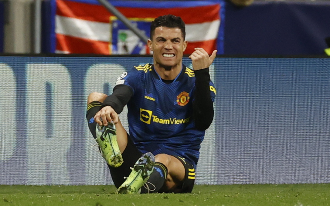 El delantero portugués del Manchester United Cristiano Ronaldo se duele sobre el césped tras recibir una falta durante el partido de ida de octavos de final de la Liga de Campeones que Atlético de Madrid y Manchester United disputan hoy miércoles en el Wanda Metropolitano.