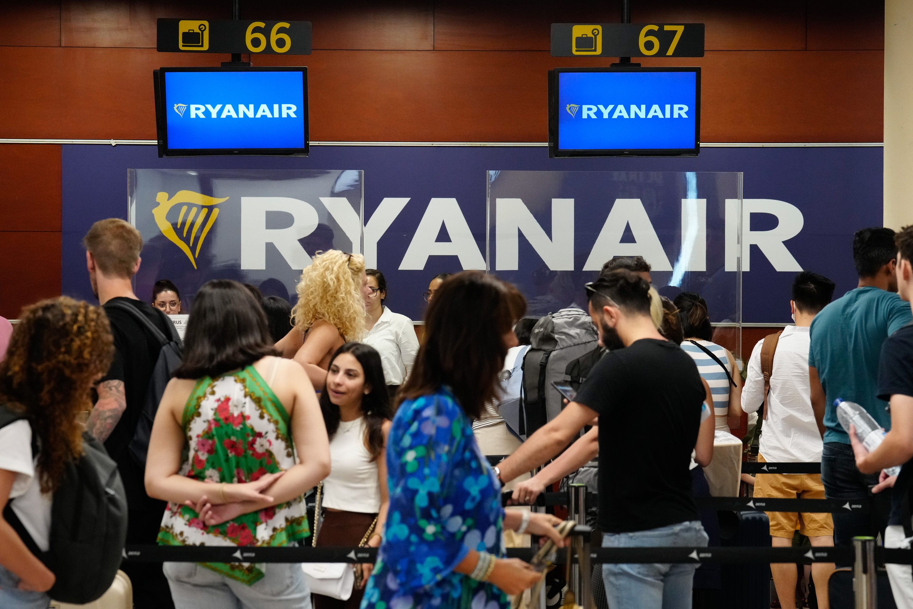 La huelga en Ryanair e EasyJet causa retrasos en decena de vuelos en El Prat de Barcelona.