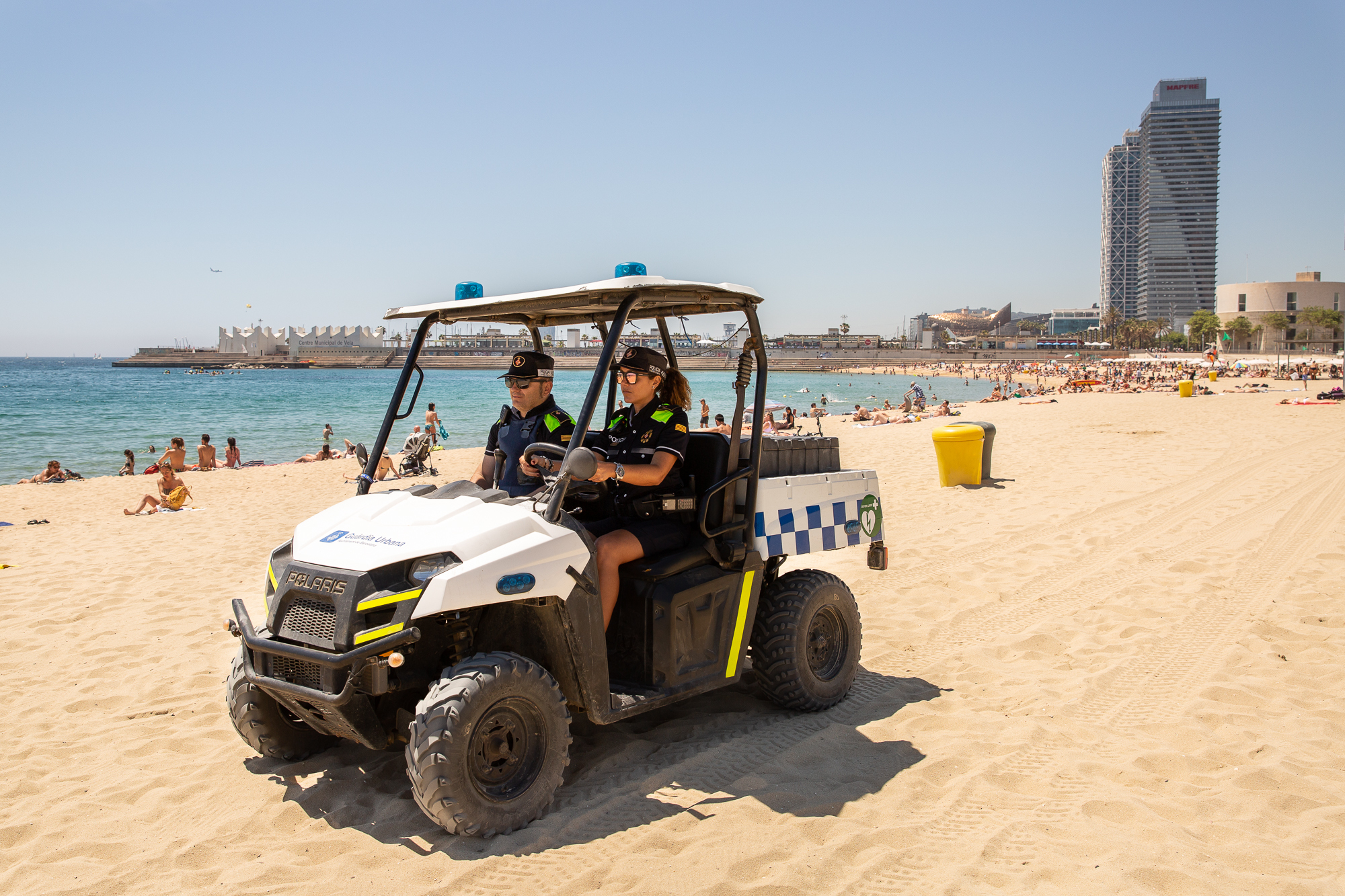 Agentes de la Urbana patrullando por la playa