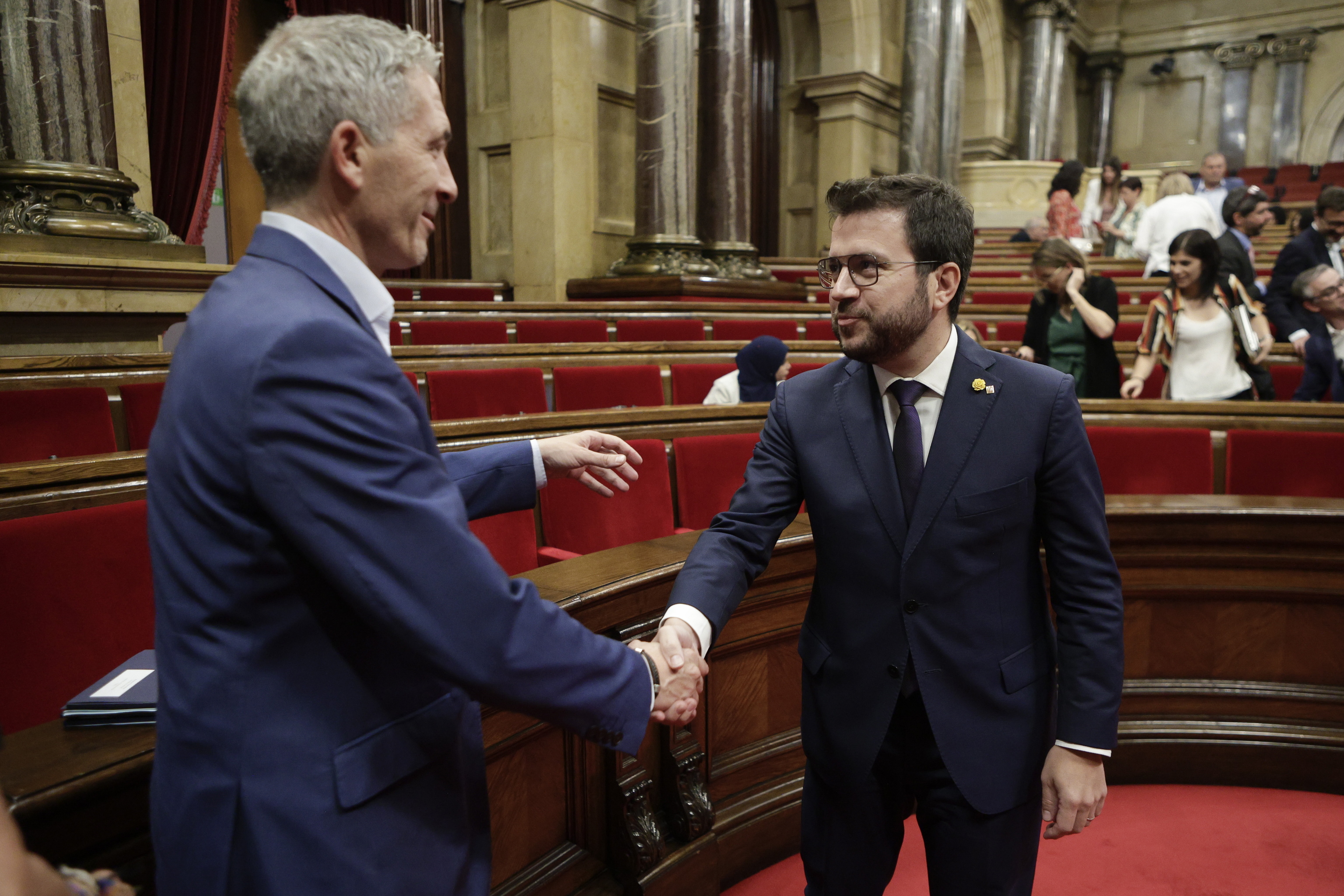 Aragonès saluda a Cambray en el Parlament.