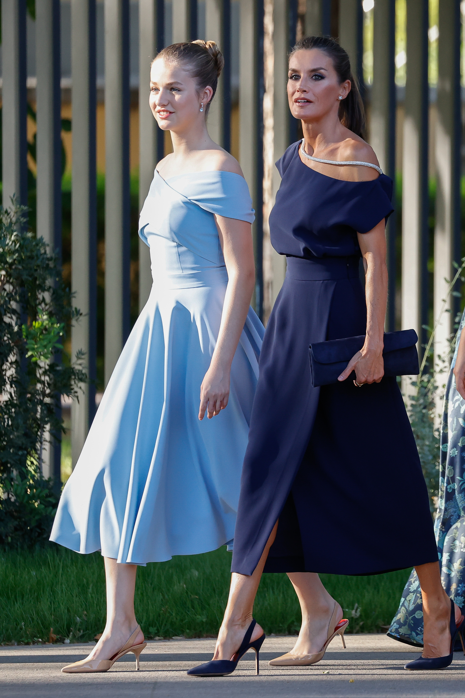La Reina Letizia y Leonor coinciden con dos vestidos escotes similares en los Premios Princesa de Girona: La Reina Letizia y la Princesa Leonor &apos;casi&apos; en Premios Princesa