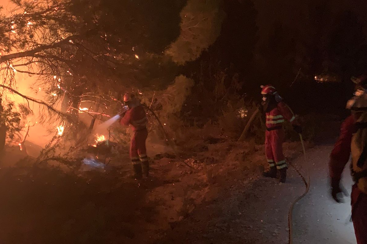 Labores de extinción del incendio en Venta del Moro.