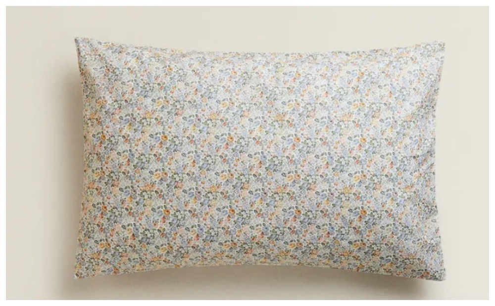 ALT: Funda de almohada de algodn con estampado mini flor de Zara Home