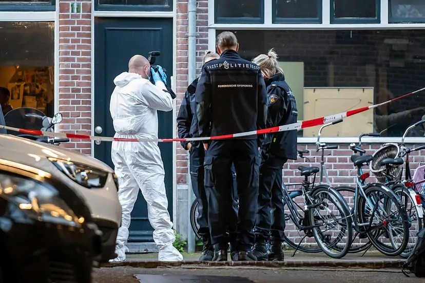 La Policía holandesa estudia el lugar del asesinato de Peter R. de Vries, en Ámsterdam.