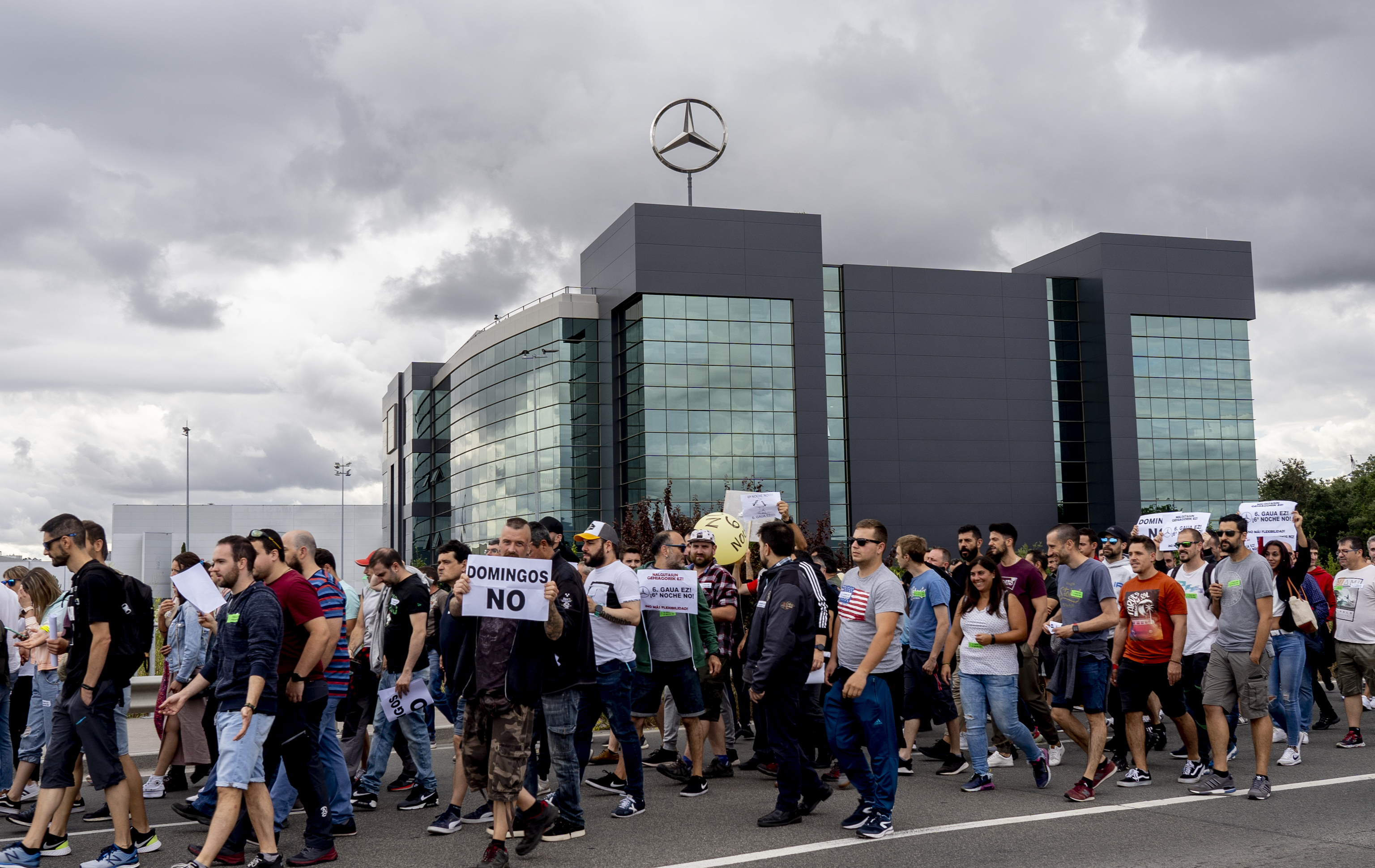 Trabajadores de Mercedes durante una protesta por los alrededores de la planta ubicada en Vitoria.
