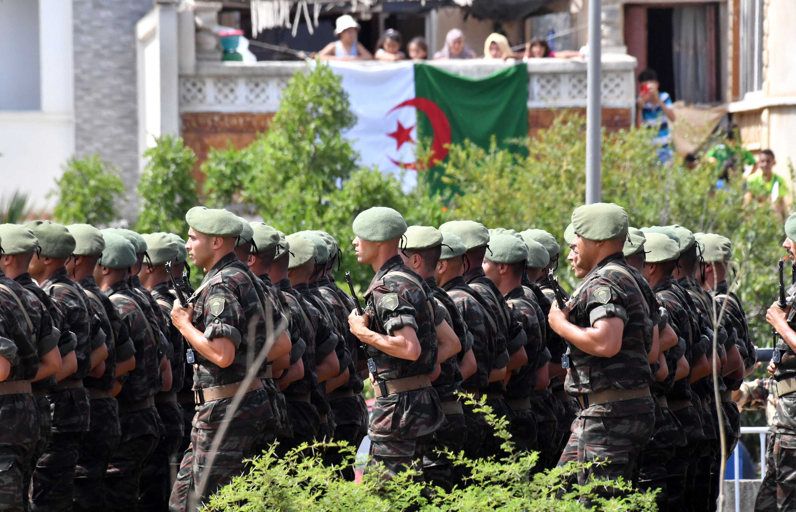 Desfile militar, este martes, en Argel.
