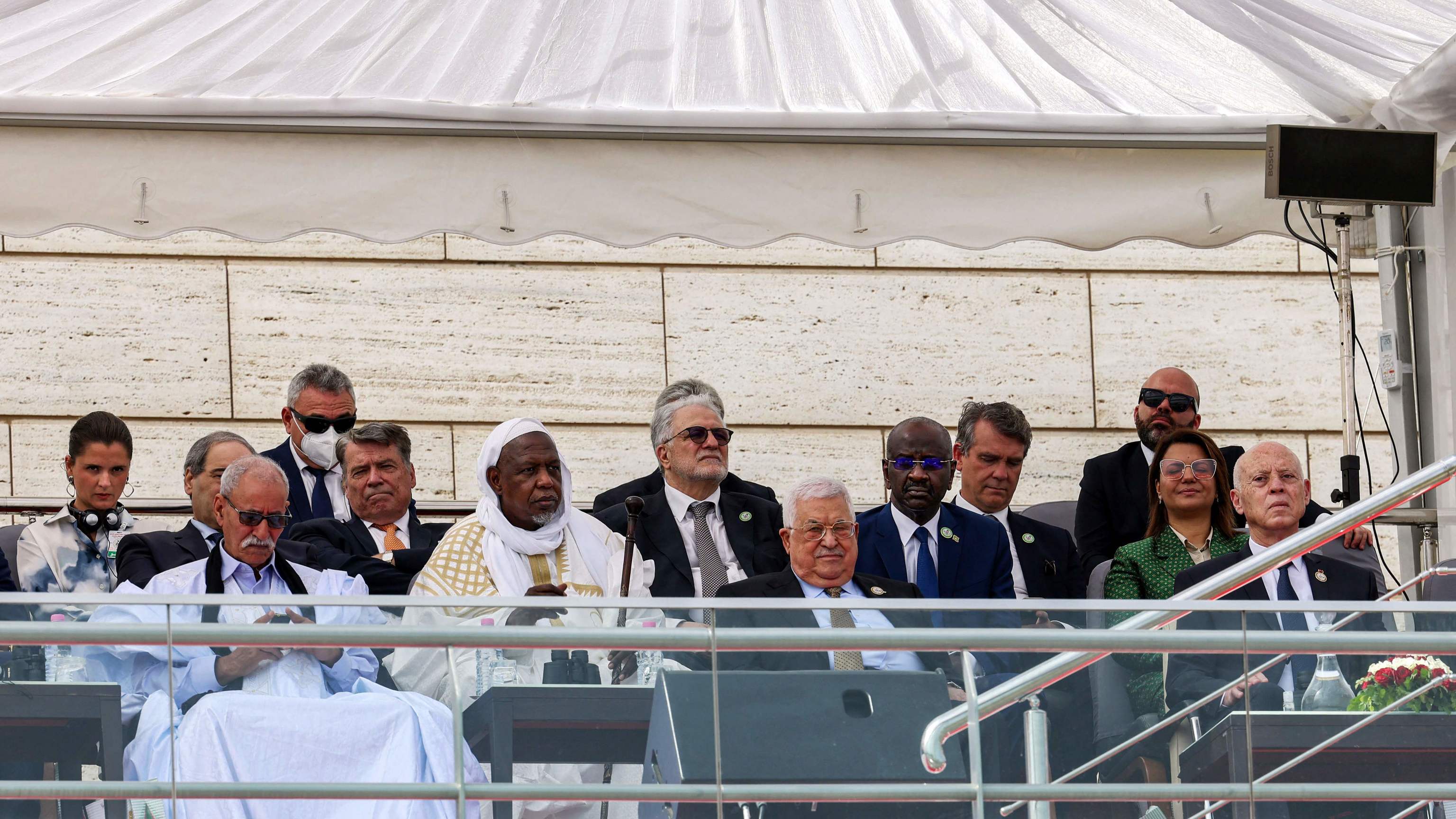 En la tribuna de invitados, el líder del Frente Polisario, Brahim Ghali (izda.), el presidente palestino,  Mahmud Abbas (centro), y el jefe del Estado tunecino, Kais Saied.