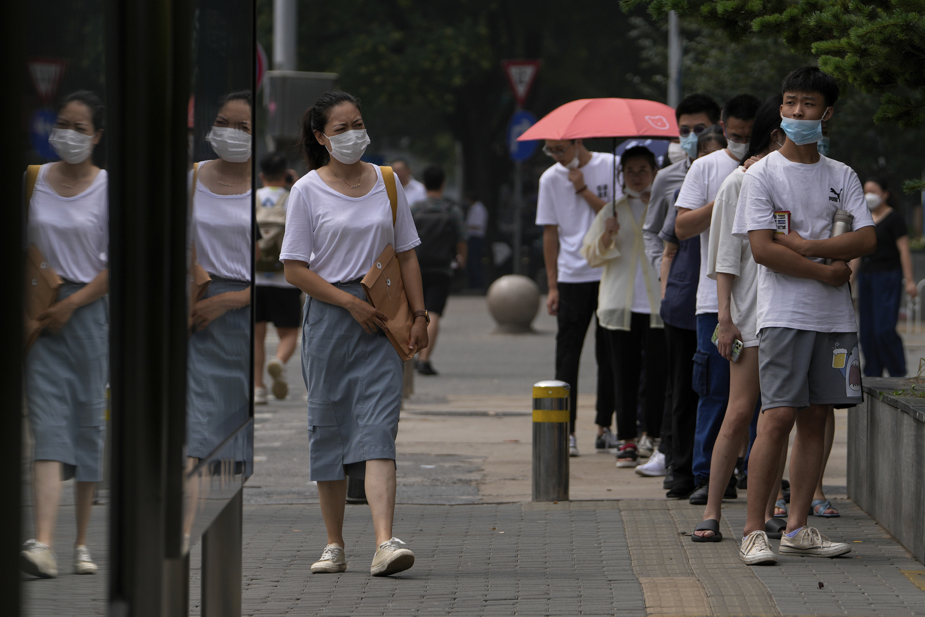 Varios ciudadanos esperan en fila para hacerse un test Covid en Pekín.