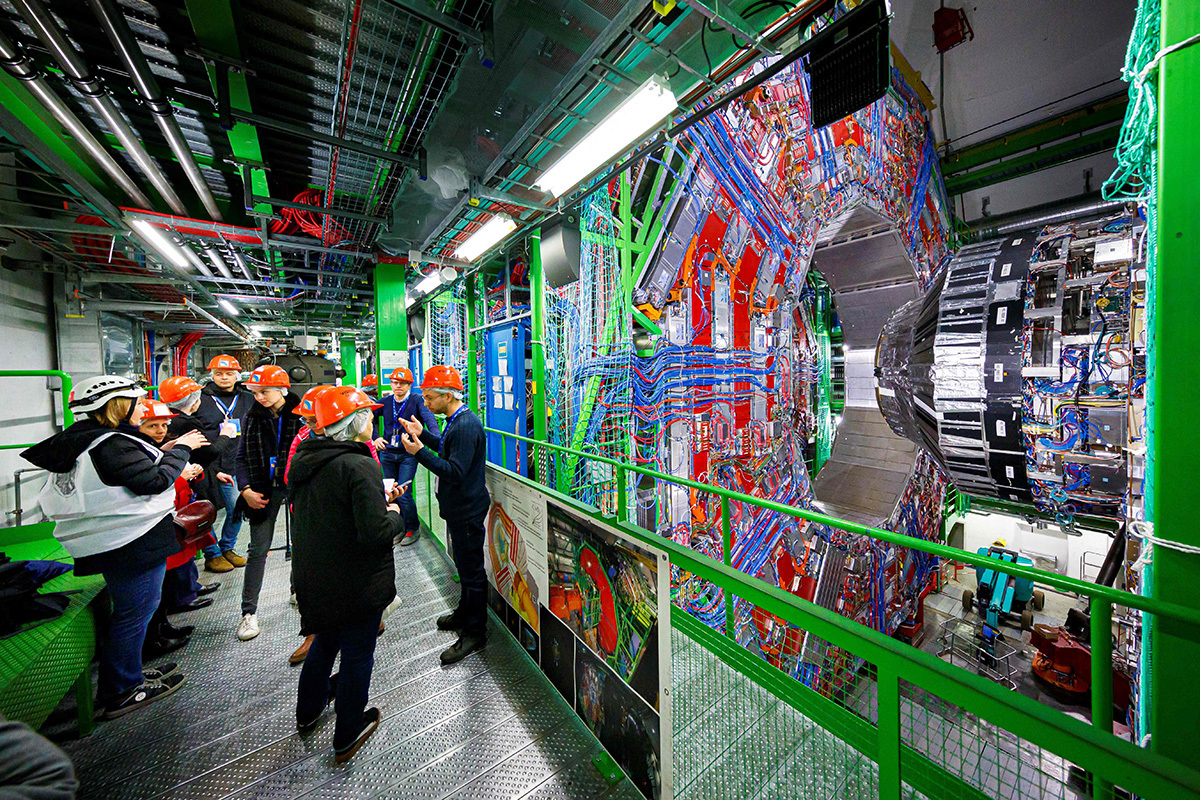 Miembros de la prensa, en 2020, atentos a las explicaciones sobre el funcionamiento del LHC.