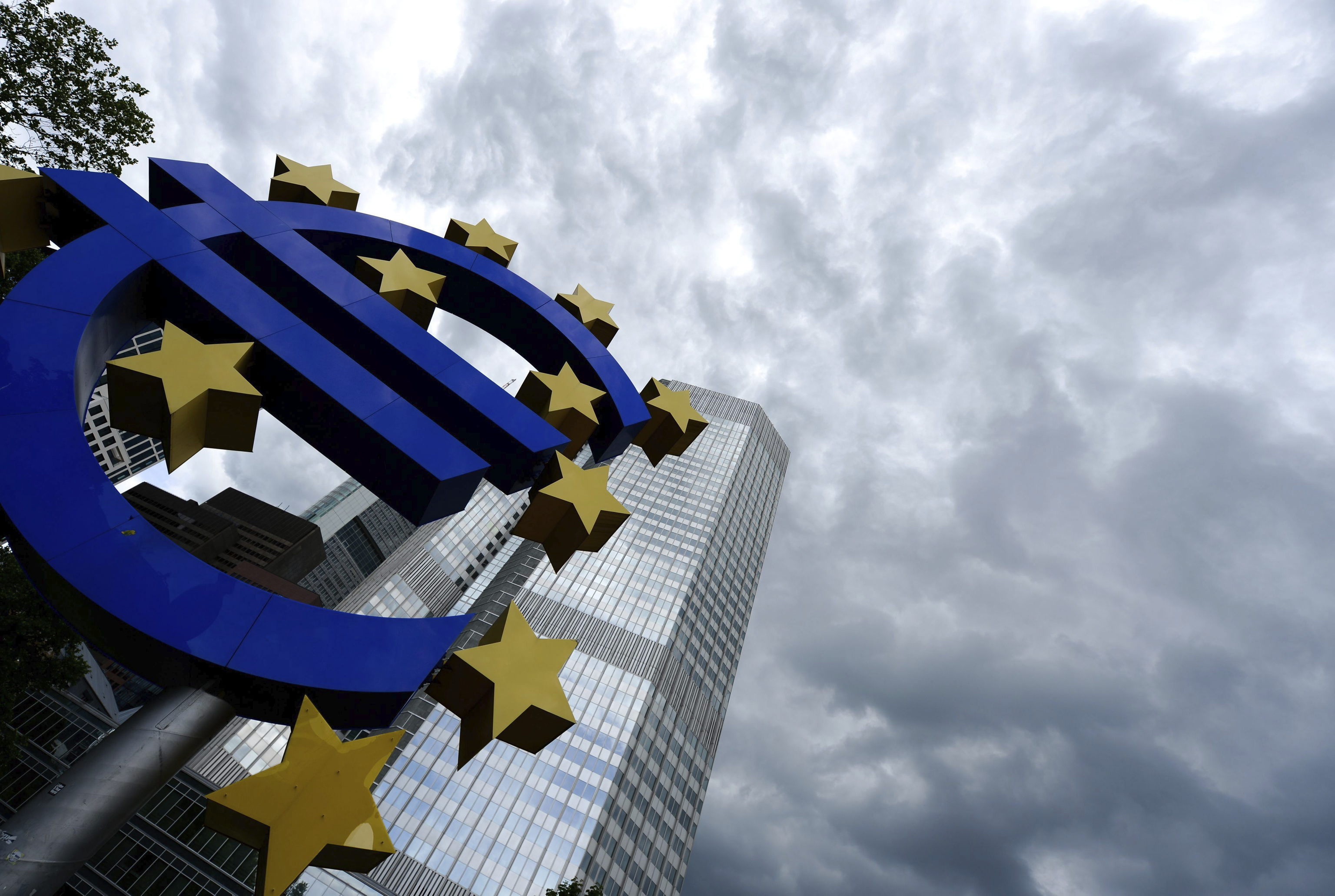 Imagen de la entrada del Banco Central Europeo (BCE) en Fráncfort (Alemania) hoy, jueves 5 de junio del 2014. El Banco Central Europeo bajó hoy los tipos de interés en la zona del euro en 10 puntos básicos, hasta el mínimo histórico del 0,15 %, para impulsar el crecimiento y la inflación.