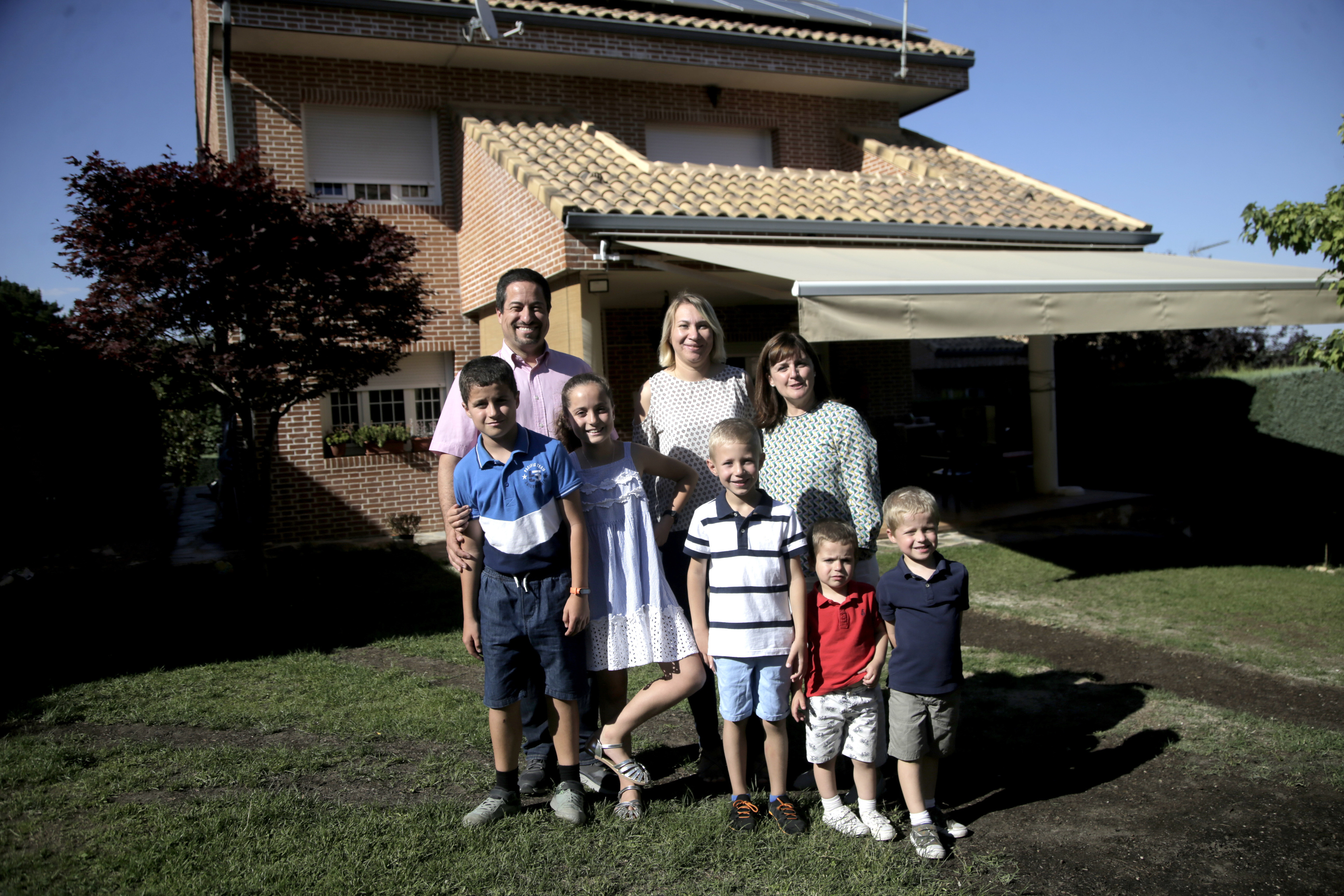 David y Pilar, con Natalia y su hijo en el centro, posan en una foto de familia en el jardn de la casa en la que viven en Torrelodones (Madrid)