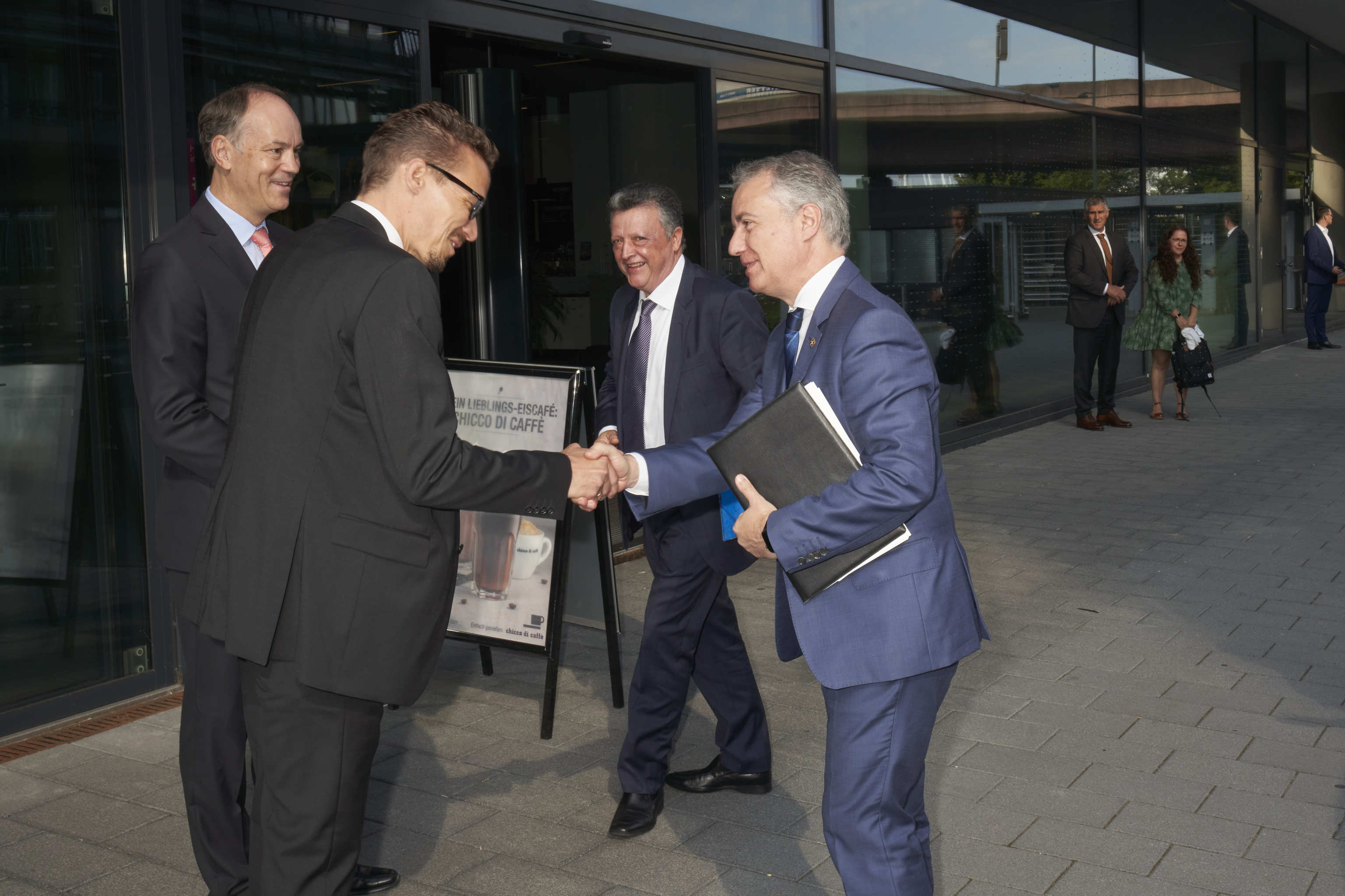 El lehendakari Urkullu saluda a Mathias Geisen ante Emilio Titos e Ingo Ettische en la central de Mercedes en Stuttgart.r