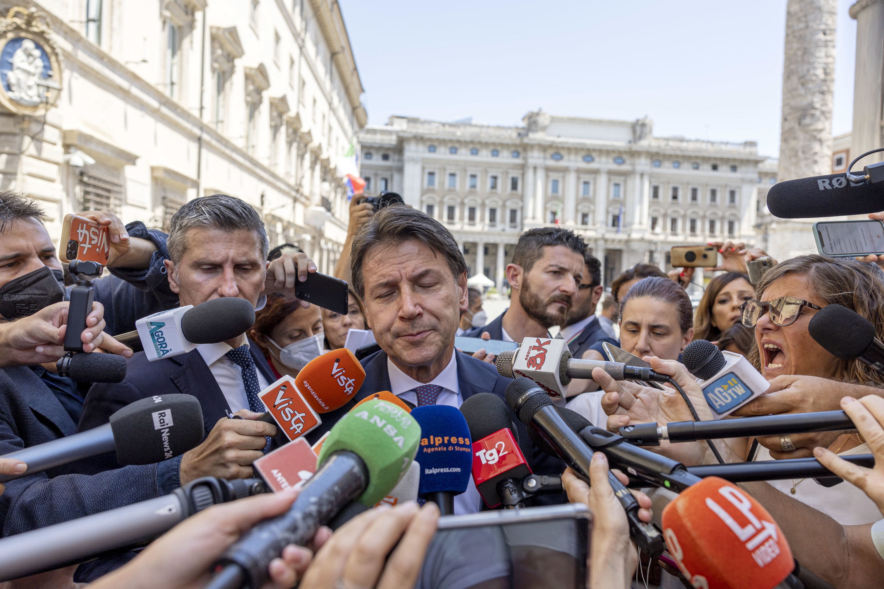 Giuseppe Conte mantiene su apoyo a Mario Draghi a cambio de que cumpla con sus exigencias