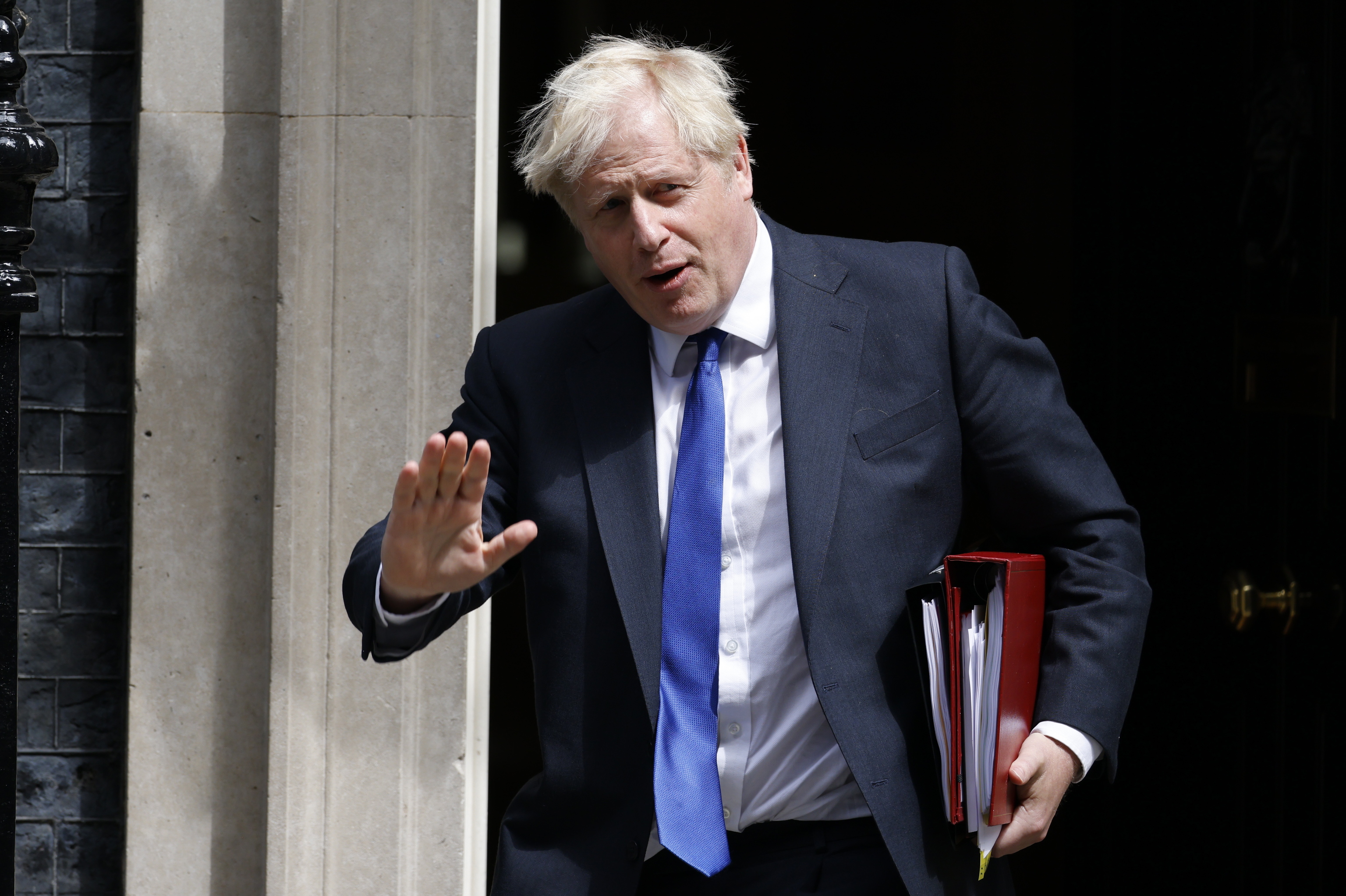 Johnson saluda a las puertas de Downing Street.