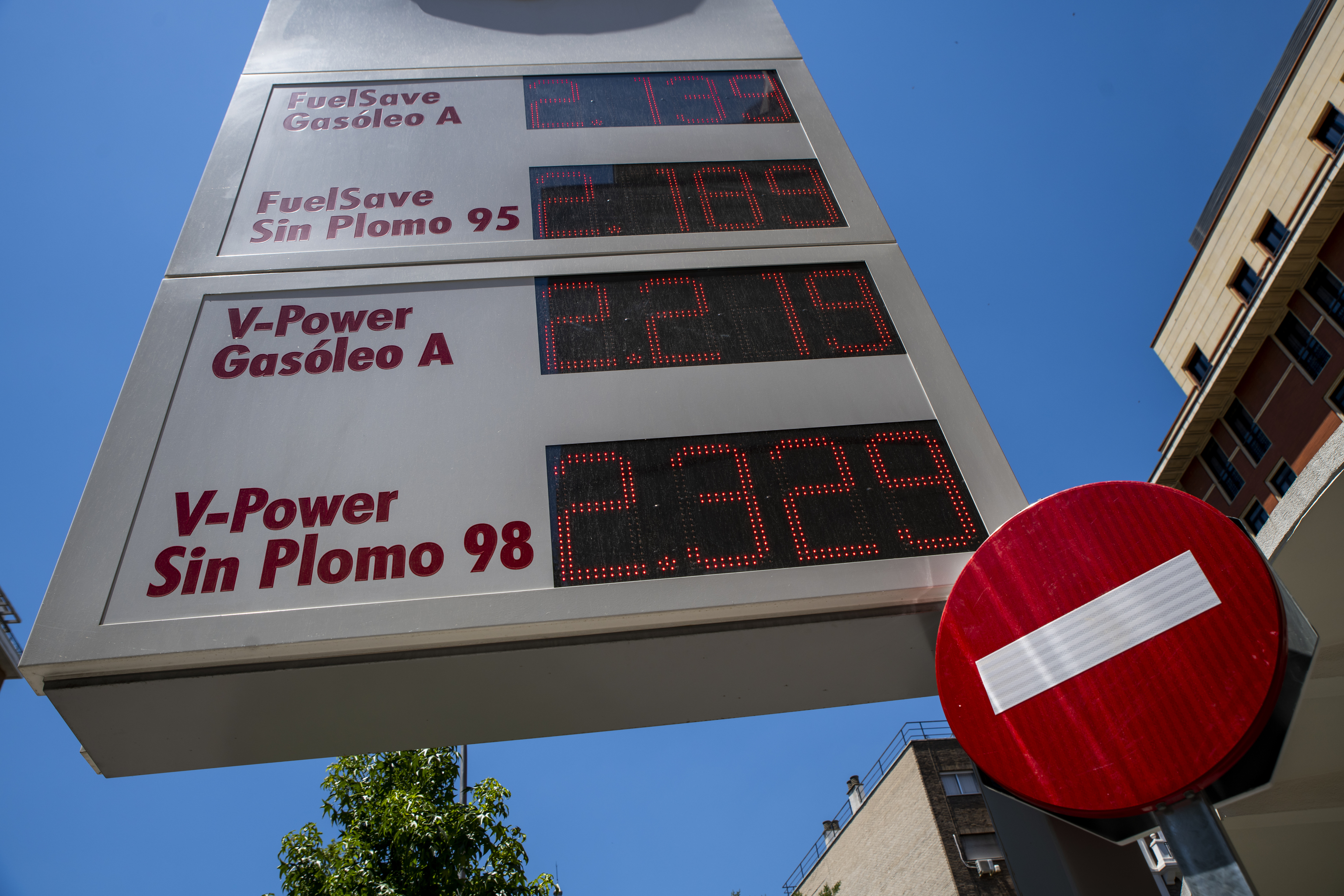 Imagen de los precios de los combustibles en una gasolinera de Madrid.