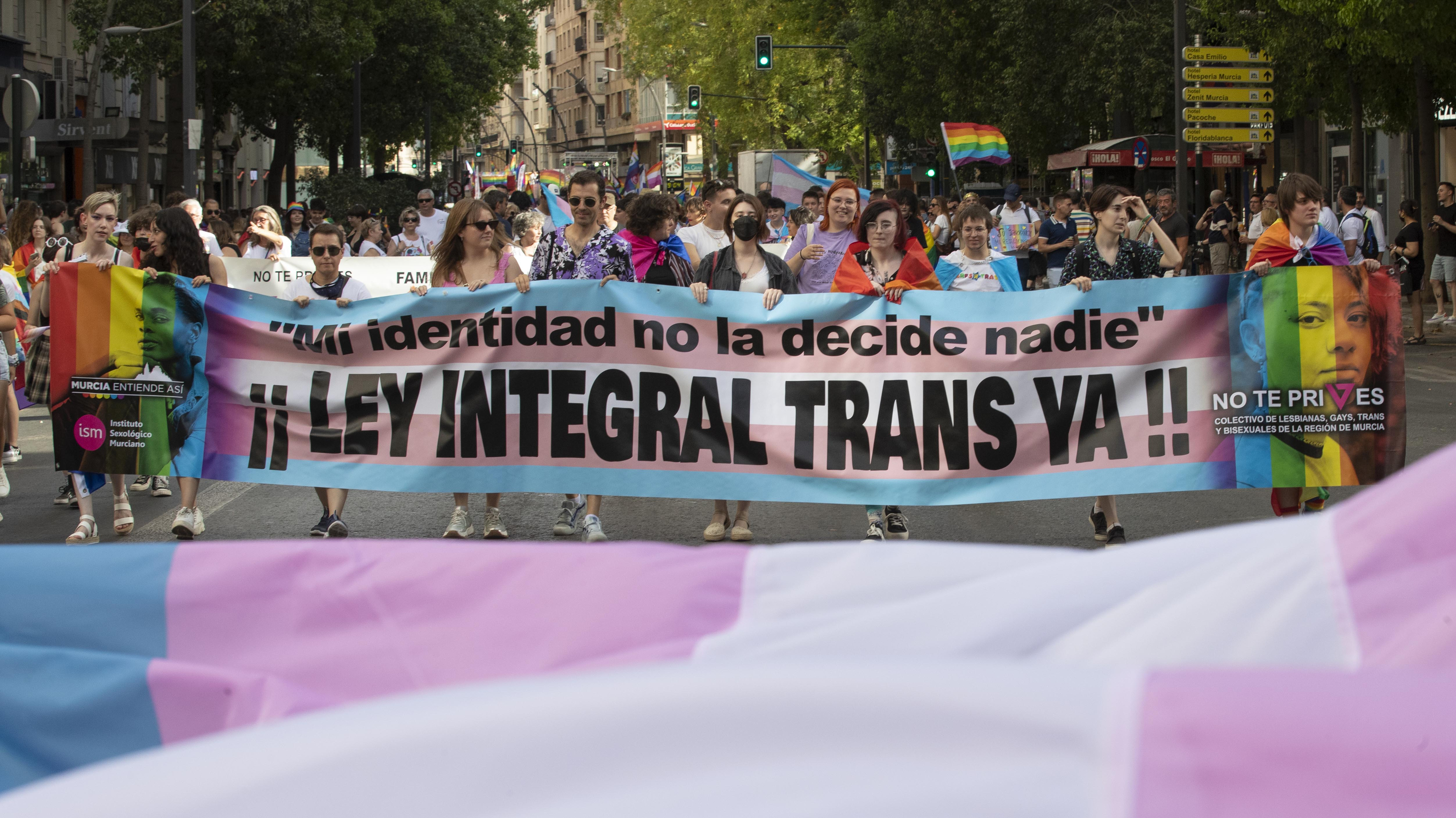Varias personas portan una pancarta sobre la Ley Trans en Murcia.