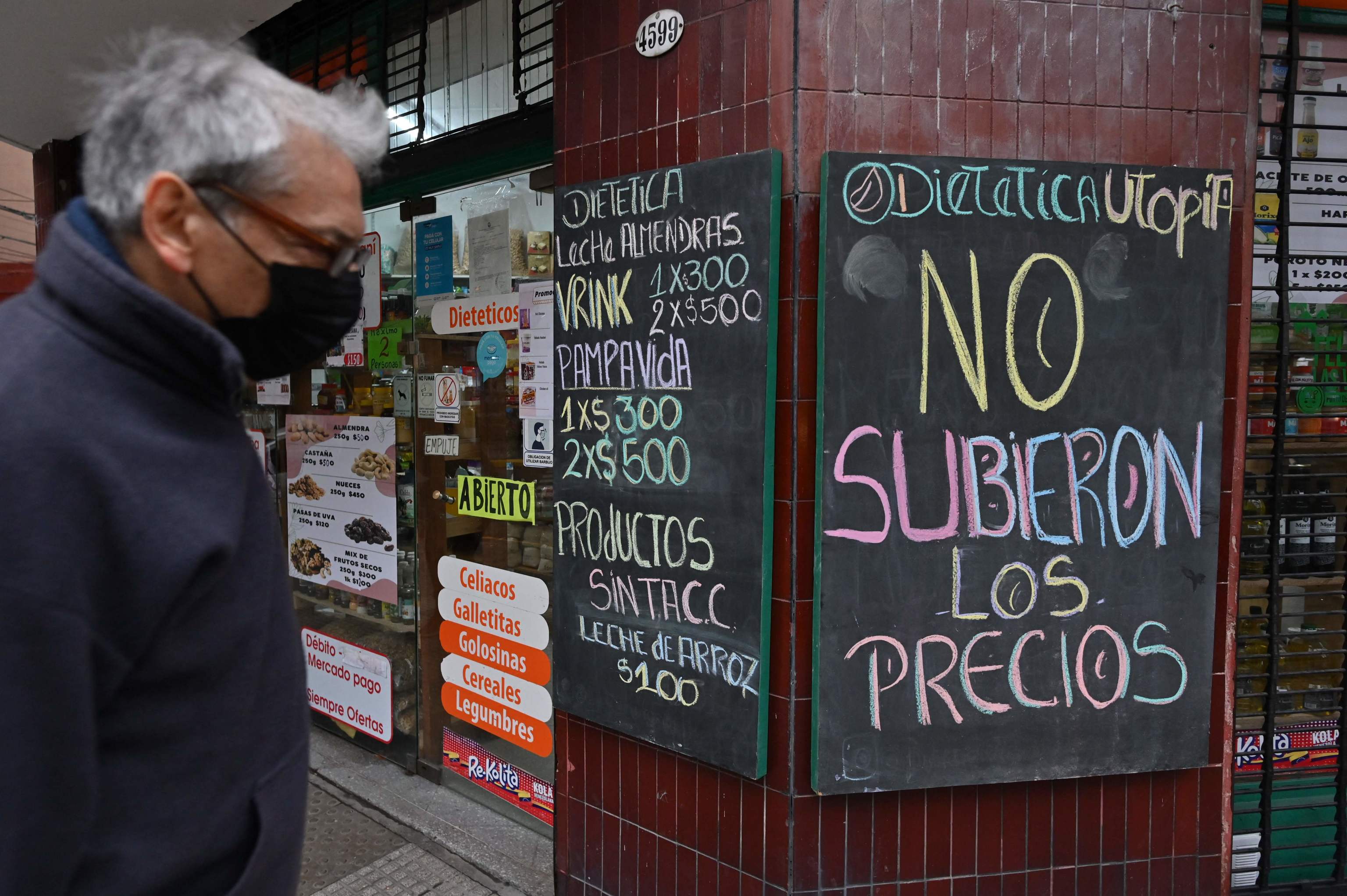 Un hombre pasa junto a una pancarta en la que se lee "Los precios no subieron" frente a una tienda en Buenos Aires, Argentina, el 6 de julio de 2022.