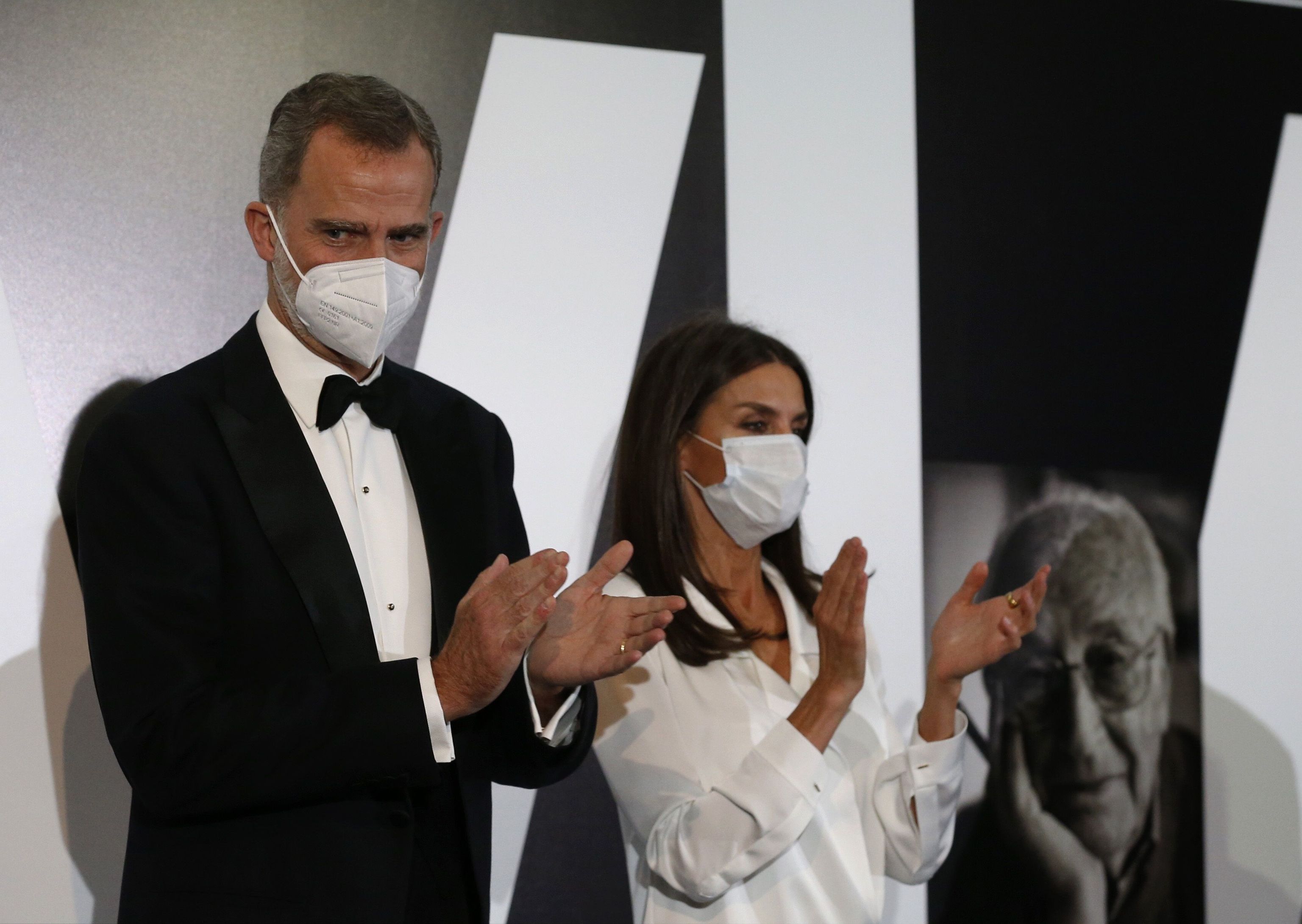El rey Felipe y la reina Letizia durante el acto de la entrega de los Premios Internacionales de Periodismo "Mariano de Cavia", "Luca de Tena" y "Mingote", este martes en la sede del ABC, en Madrid.