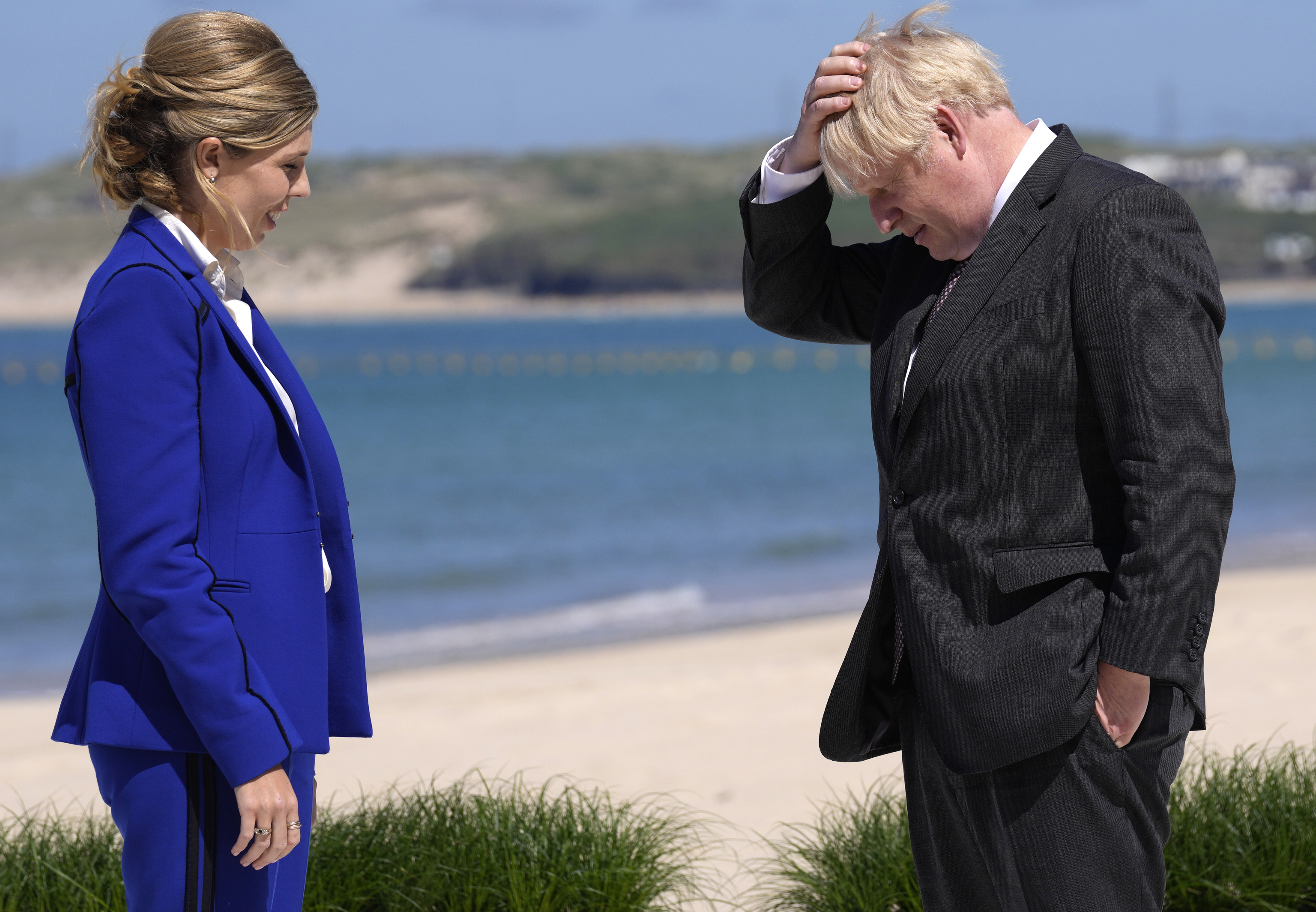 El primer ministro Boris Johnson, junto a Carrie, el pasado junio.