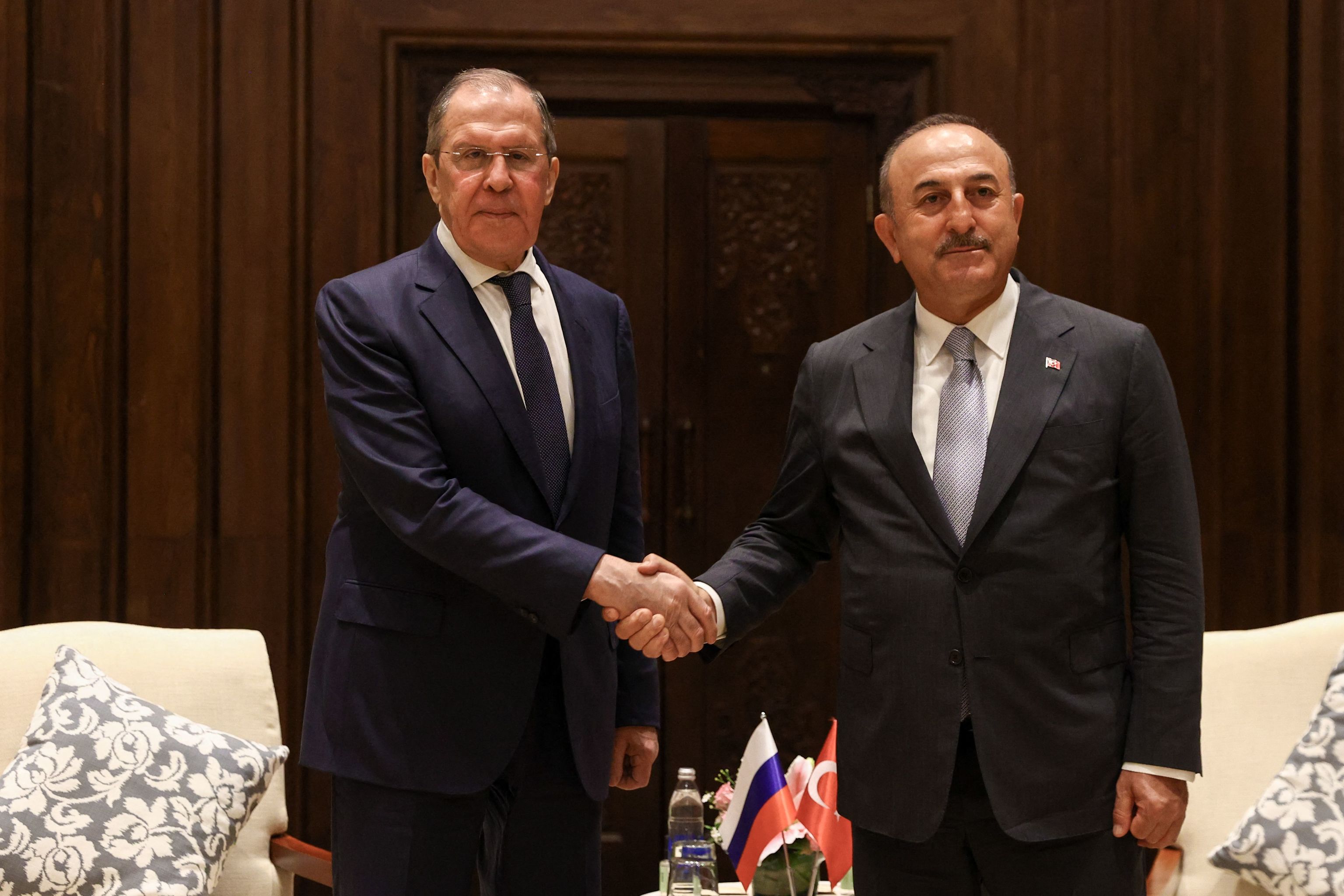 El ministro de Asuntos Exteriores ruso, Sergei Lavrov, se reúne con su homólogo turco, Mevlut Cavusoglu, en Denpasa, Indonesia.