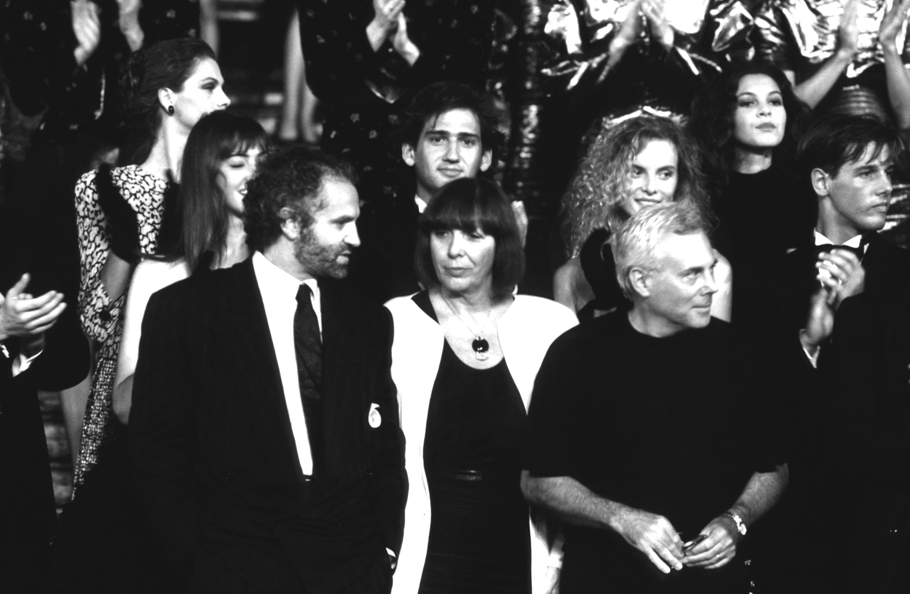 Armani con Gianni Versace y Krizia, en un evento en Roma en 1987.