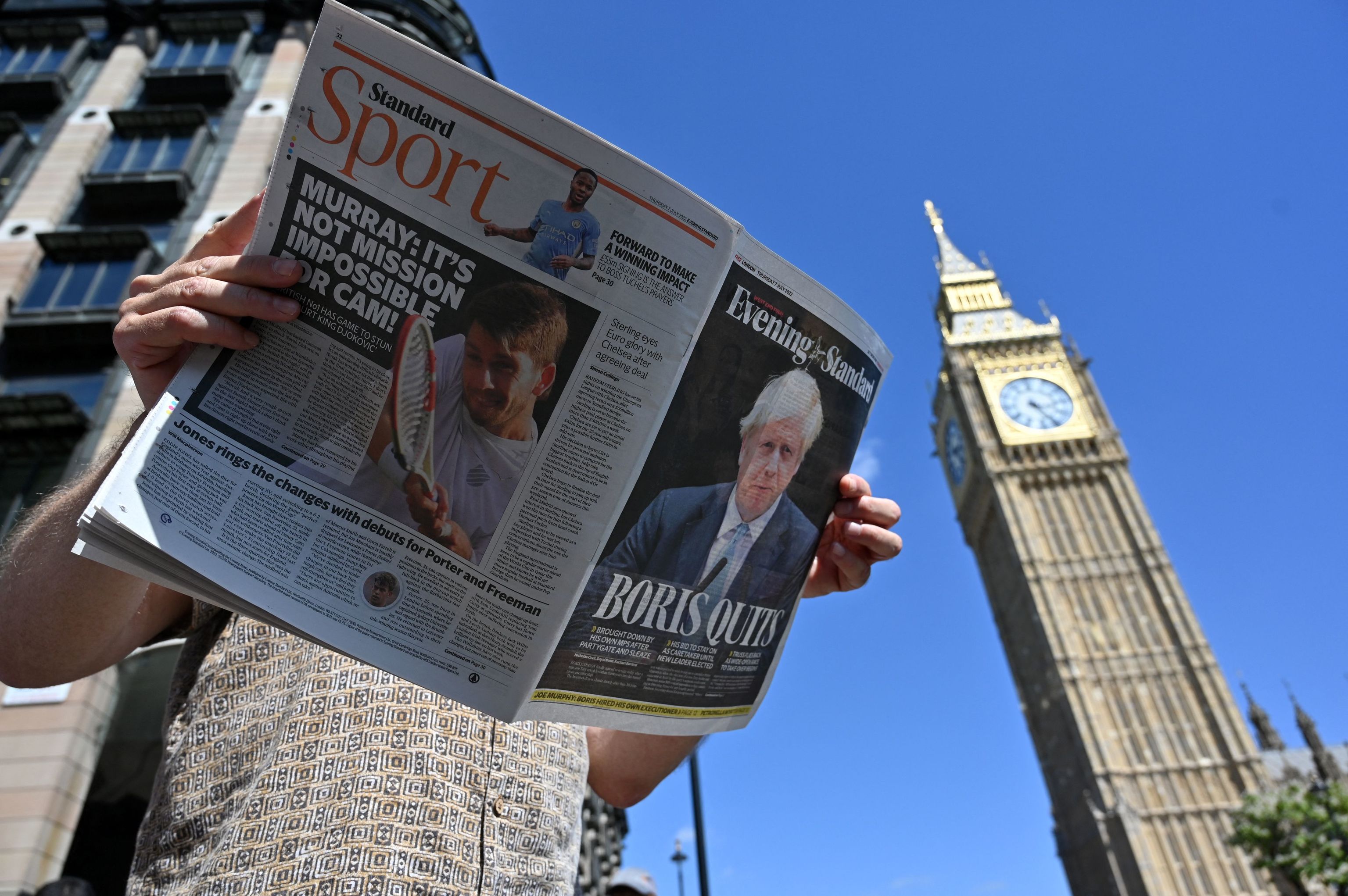 Un ciudadano lee el periódico 'Evening Standard' con la noticia de la dimisión de Johnson.